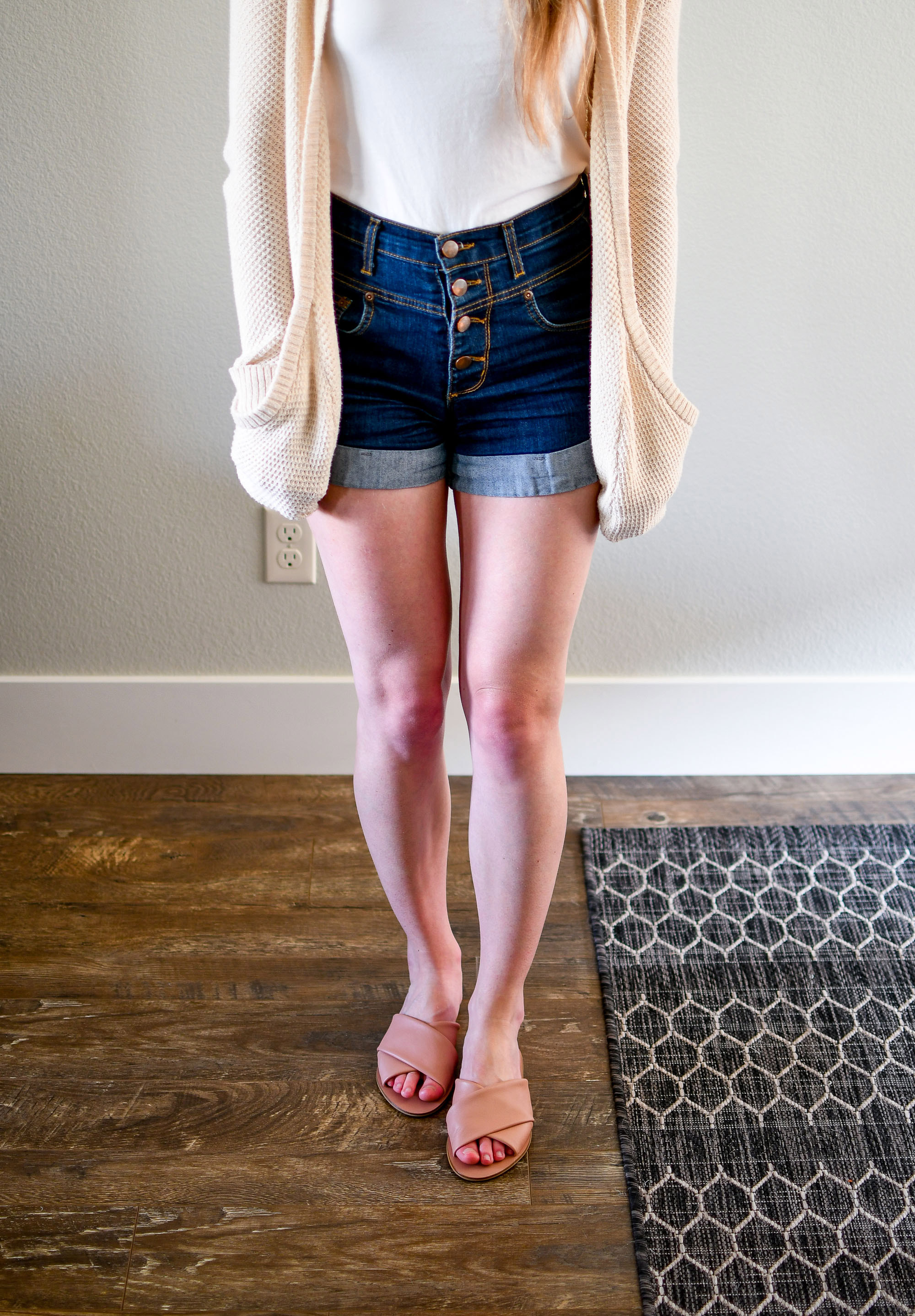 Casual layered summer outfit with day crossover sandals — Cotton Cashmere Cat Hair