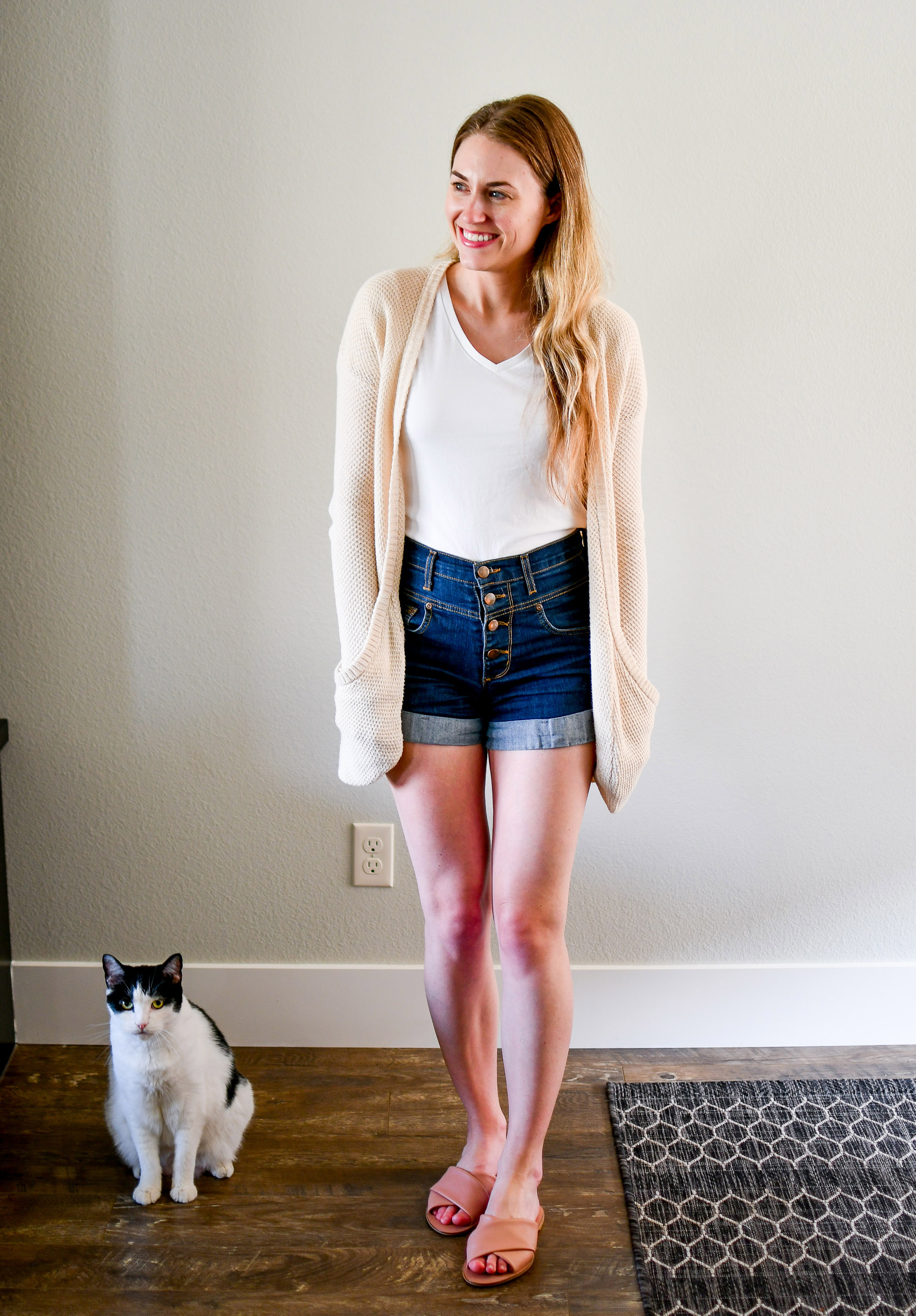 Casual weekend summer outfit with high-rise denim shorts — Cotton Cashmere Cat Hair