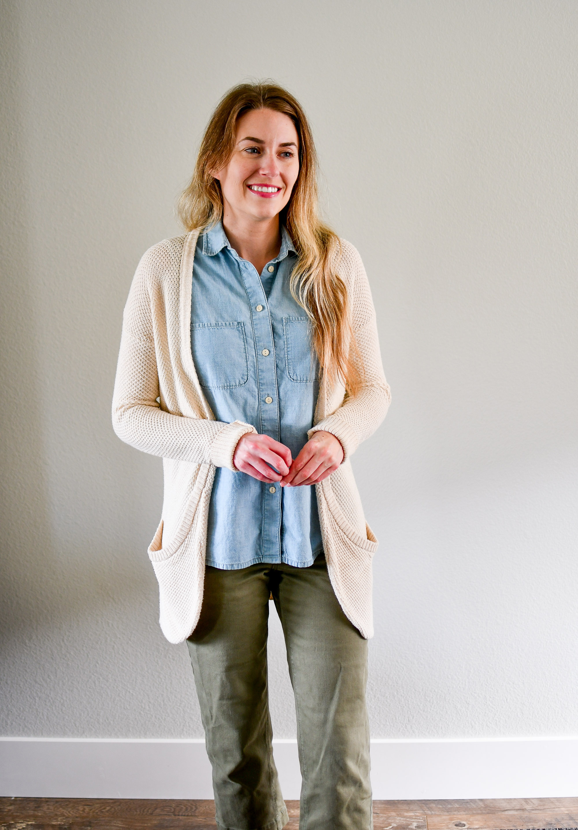 Cream cardigan and chambray shirt summer work outfit — Cotton Cashmere Cat Hair