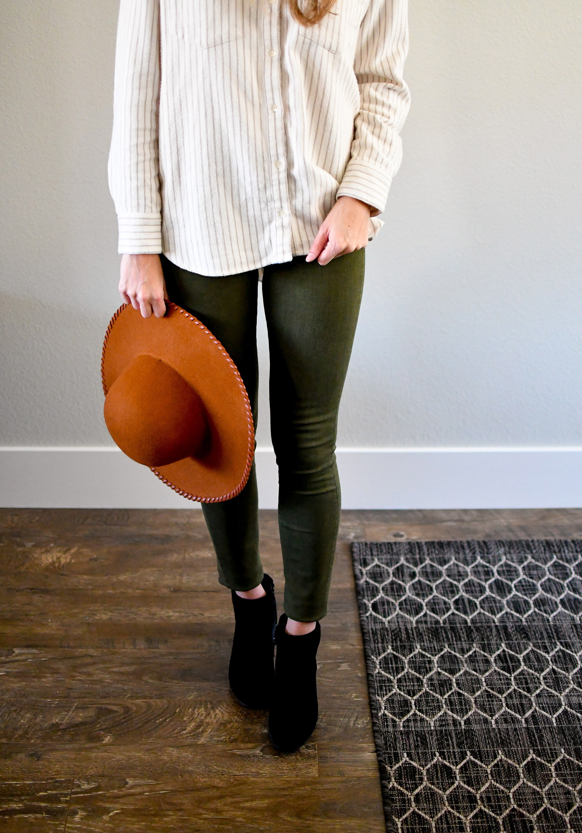 Fall outfit with brown floppy hat, olive skinny jeans, velvet boots — Cotton Cashmere Cat Hair