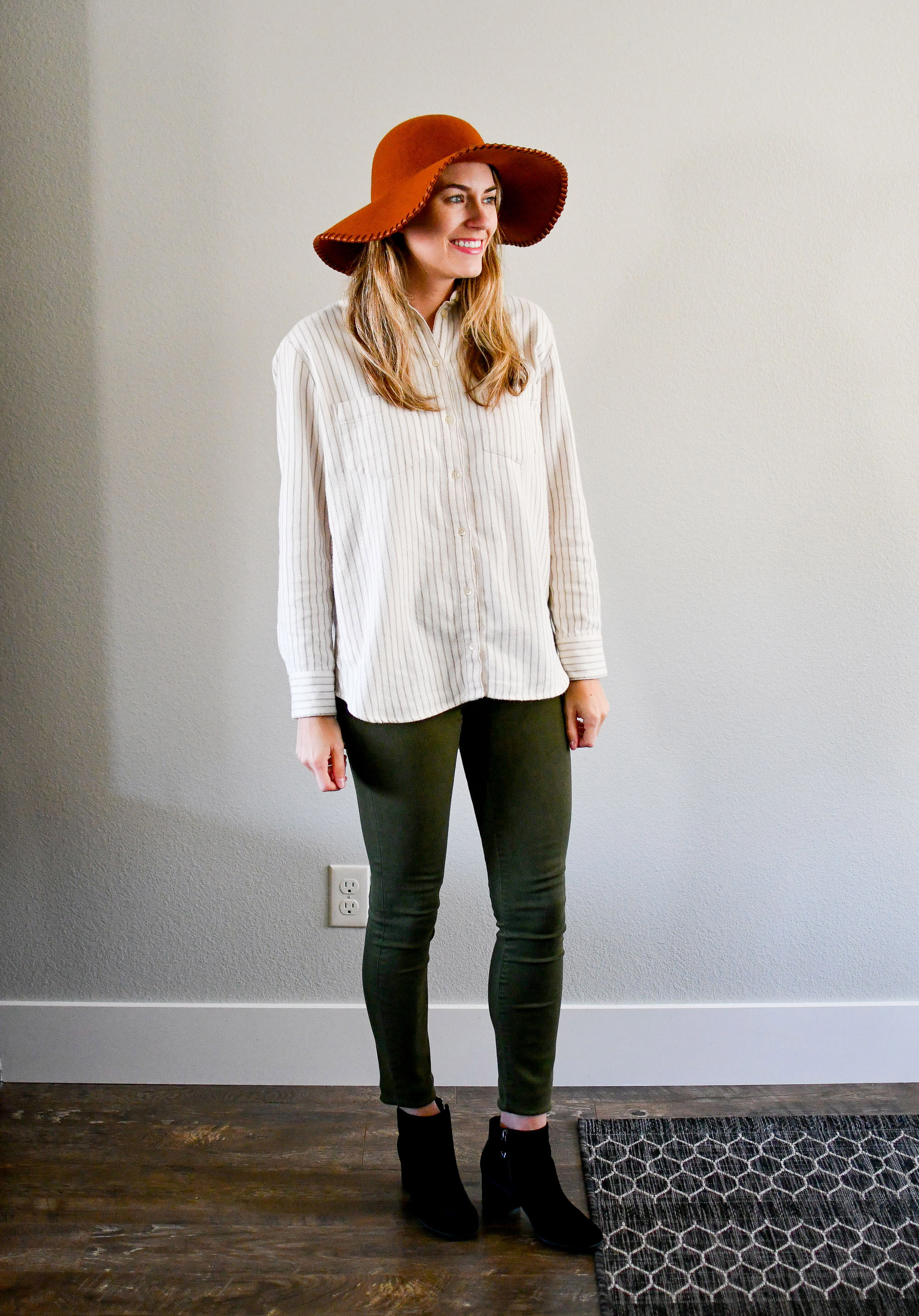 Cream striped flannel shirt fall outfit with olive skinny jeans and floppy hat — Cotton Cashmere Cat Hair