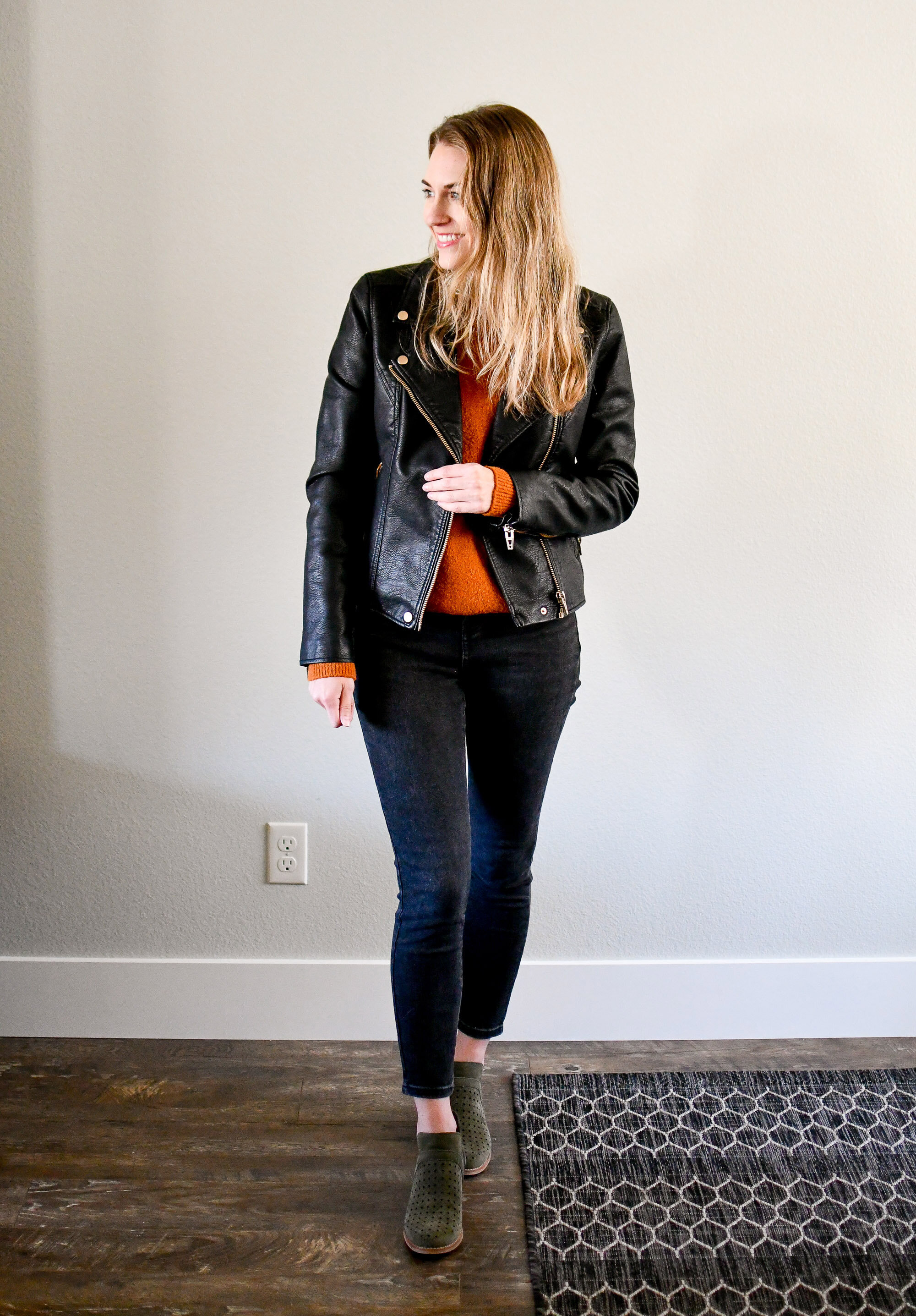 Casual fall outfit with black leather jacket and black skinny jeans — Cotton Cashmere Cat Hair