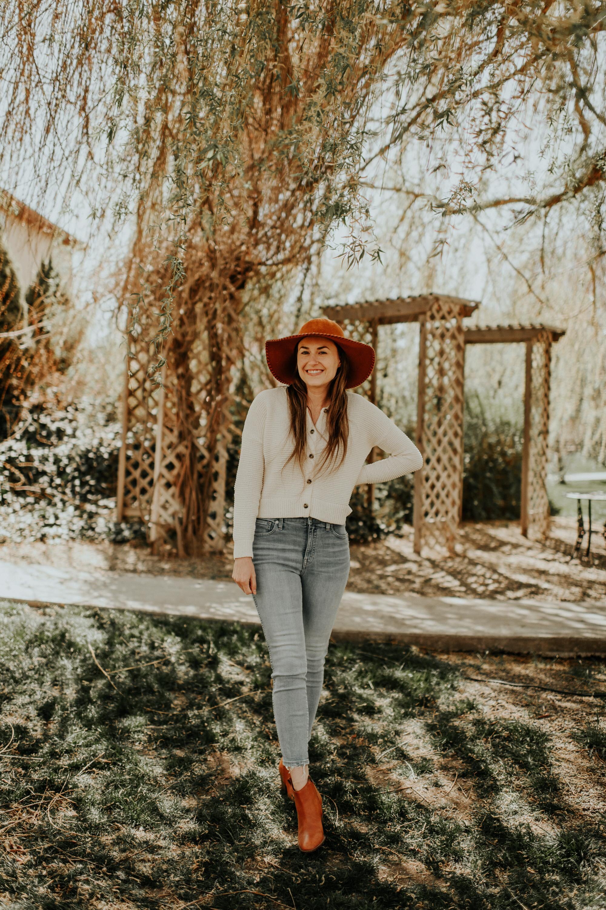 Moody millennial spring outfit idea + photo shoot tips