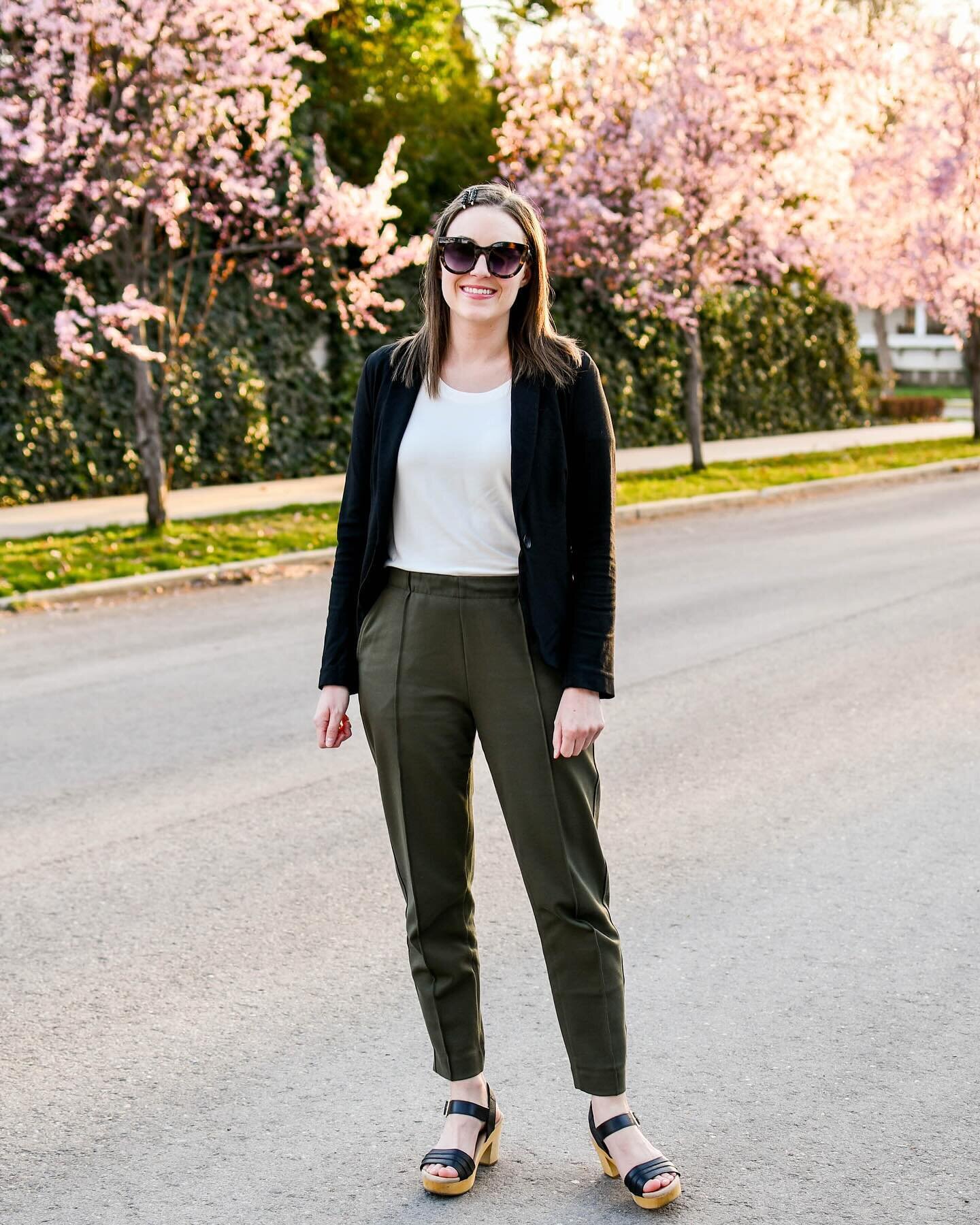 Casual Workwear Capsule Wardrobe 👩🏼&zwj;💼 Trying to figure out what core pieces you need to start a capsule wardrobe for work? I shared a 22-piece capsule wardrobe on CCCH along with tips for building your own! 

These 5 casual work outfits are so