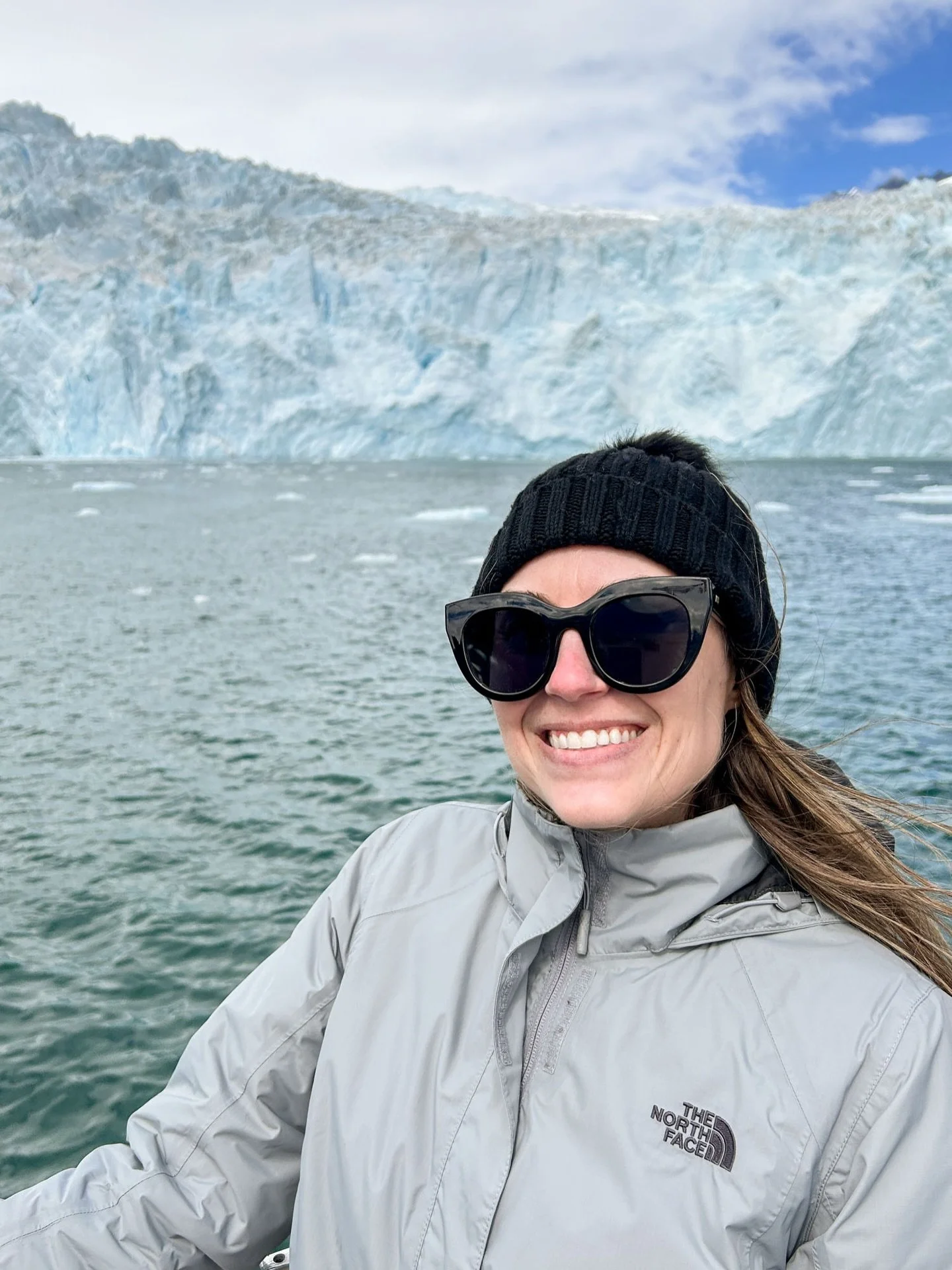 The perfect day trip from Anchorage: drive the two hours south to Seward and join a Kenai Fjords day cruise offered by @kenaifjordstours 🐋

Highlights included seeing orca whales, Dall&rsquo;s porpoises, Aialik glacier calving, puffins, Steller sea 