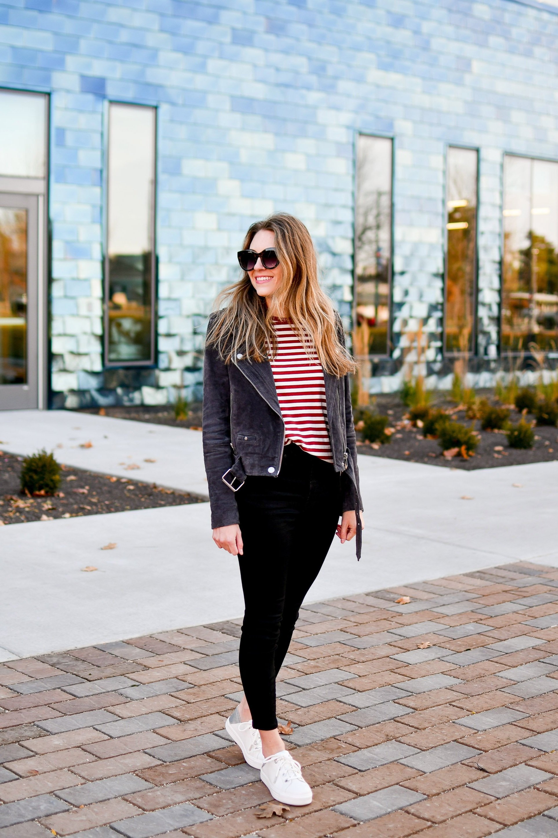 Black Jacket with Leggings Relaxed Summer Outfits (6 ideas & outfits)