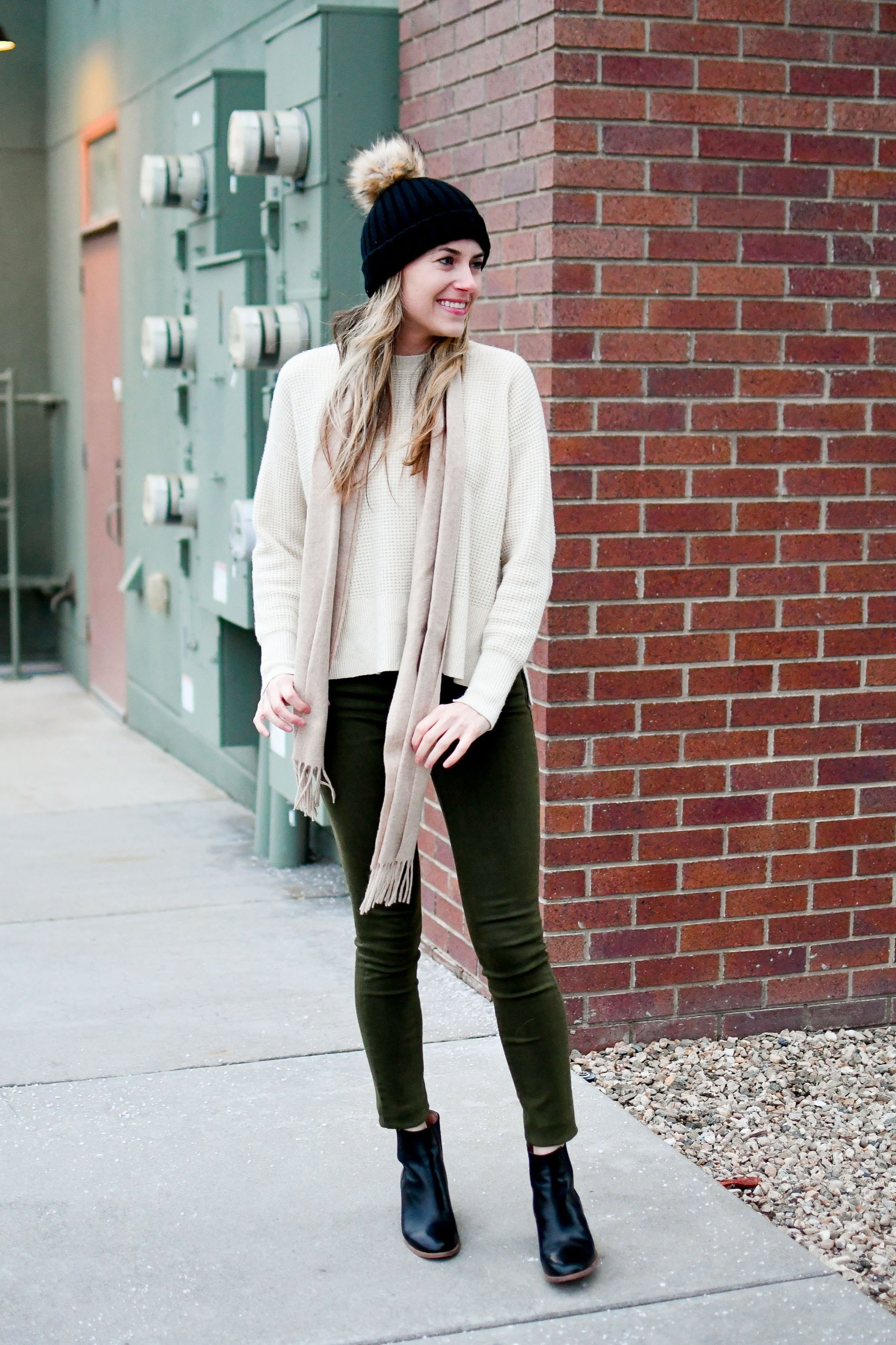 5 Fall Travel Outfits with Olive Pants