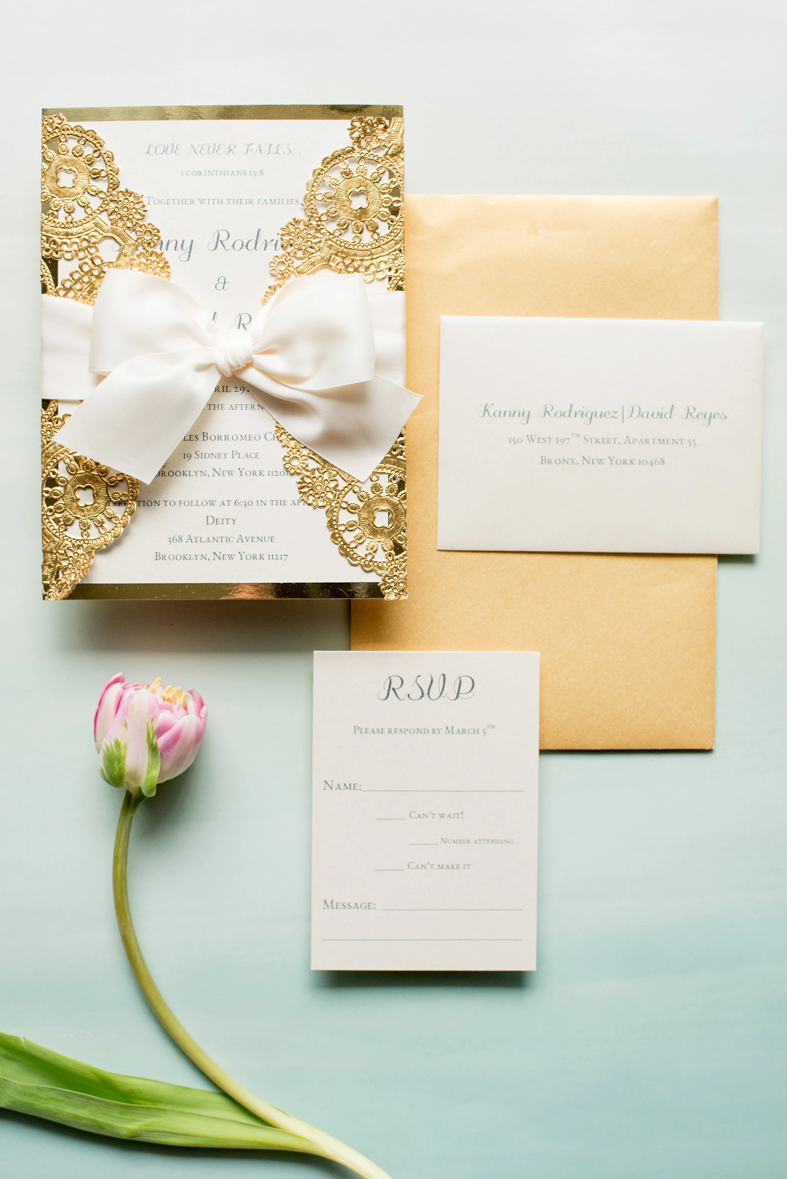 All about the gold accents! I loved these wedding invitations 