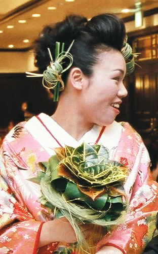 1. Bridal Bouquet & Hair's Ornament 