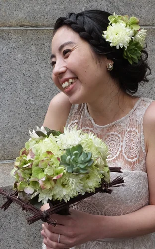 3. Bridal Bouquet & Hair's Ornament