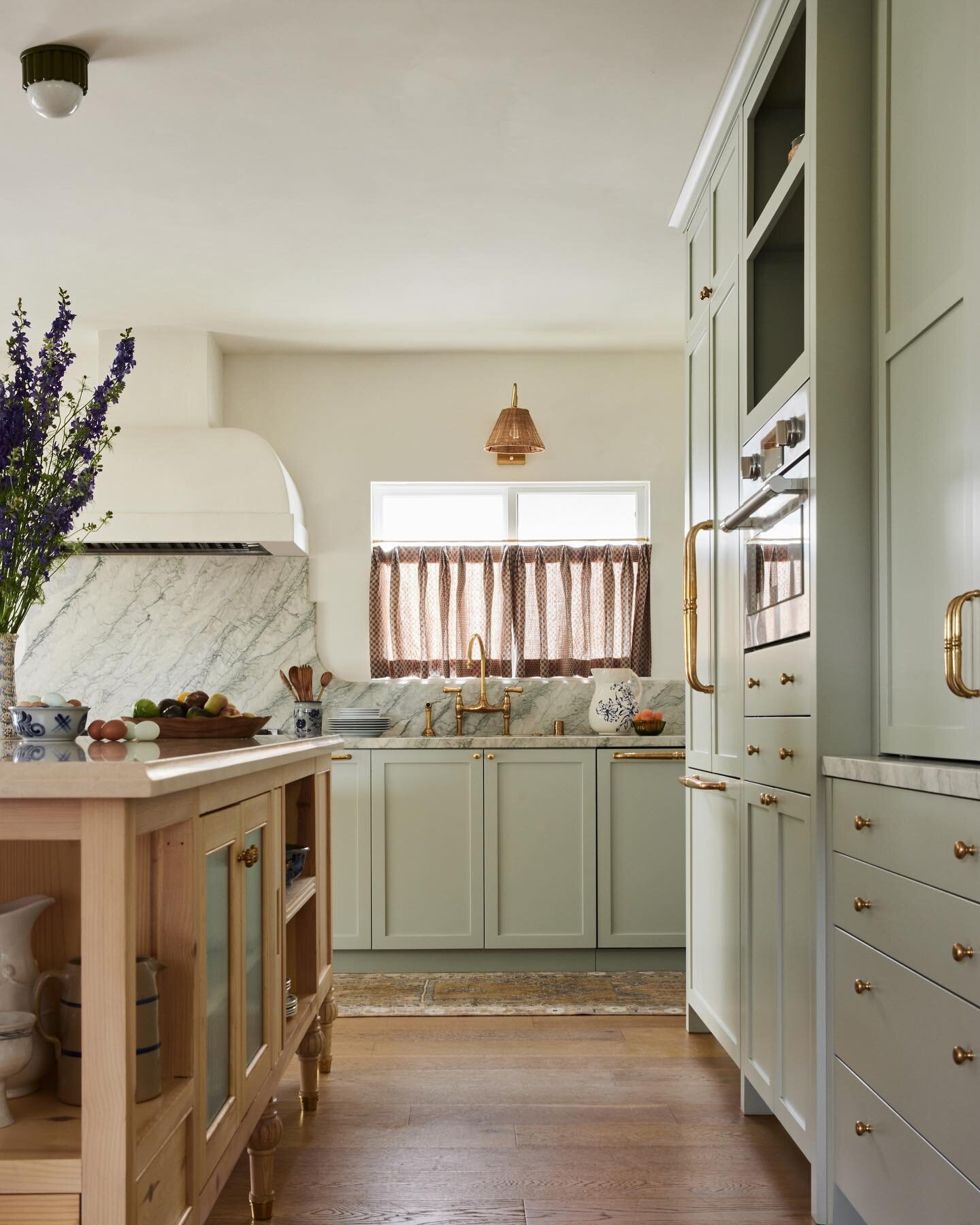 Nods to the past, but keep it fresh&hellip; and never too serious.  I love combining timeless elements like marble countertops, living finishes and a classic @farrowandball paint palette to create a space that feels both nostalgic and neoteric, with 