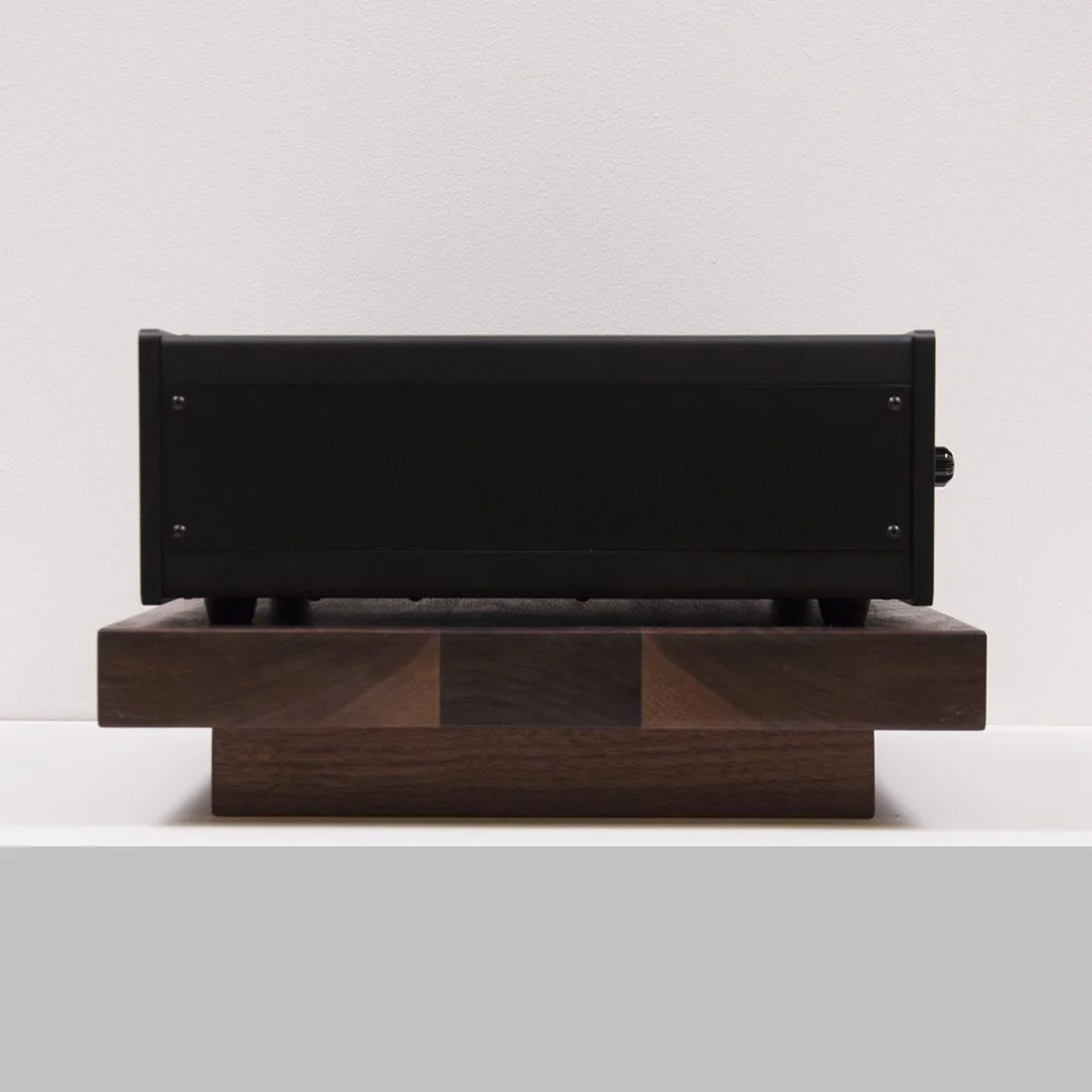 Ultralinear_side-001_on-Walnut-stand.jpg
