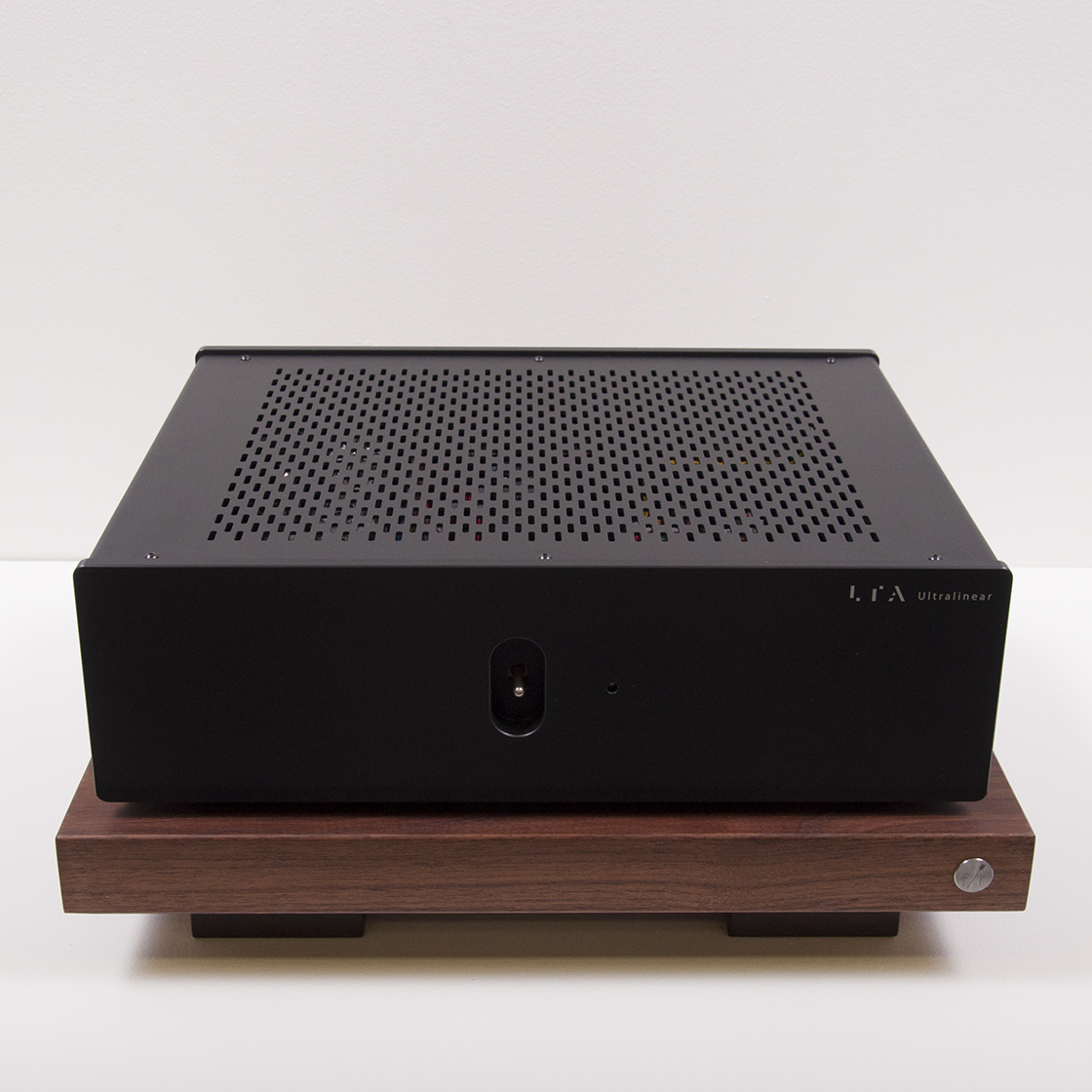 Ultralinear_frontplate-005_on Walnut stand.jpg