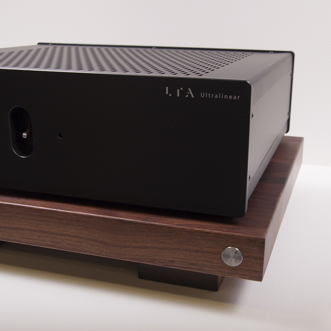 Ultralinear_frontplate-006_on Walnut stand.jpg