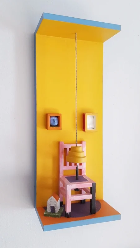 A three layer mustard moon cake plays a disposable game.