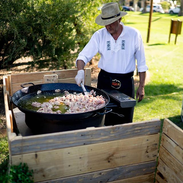 His bravery is inspirational...
(wearing a white shirt to cook a seafood paella!) 🤣😎 📷 by @goldhatphoto ❤