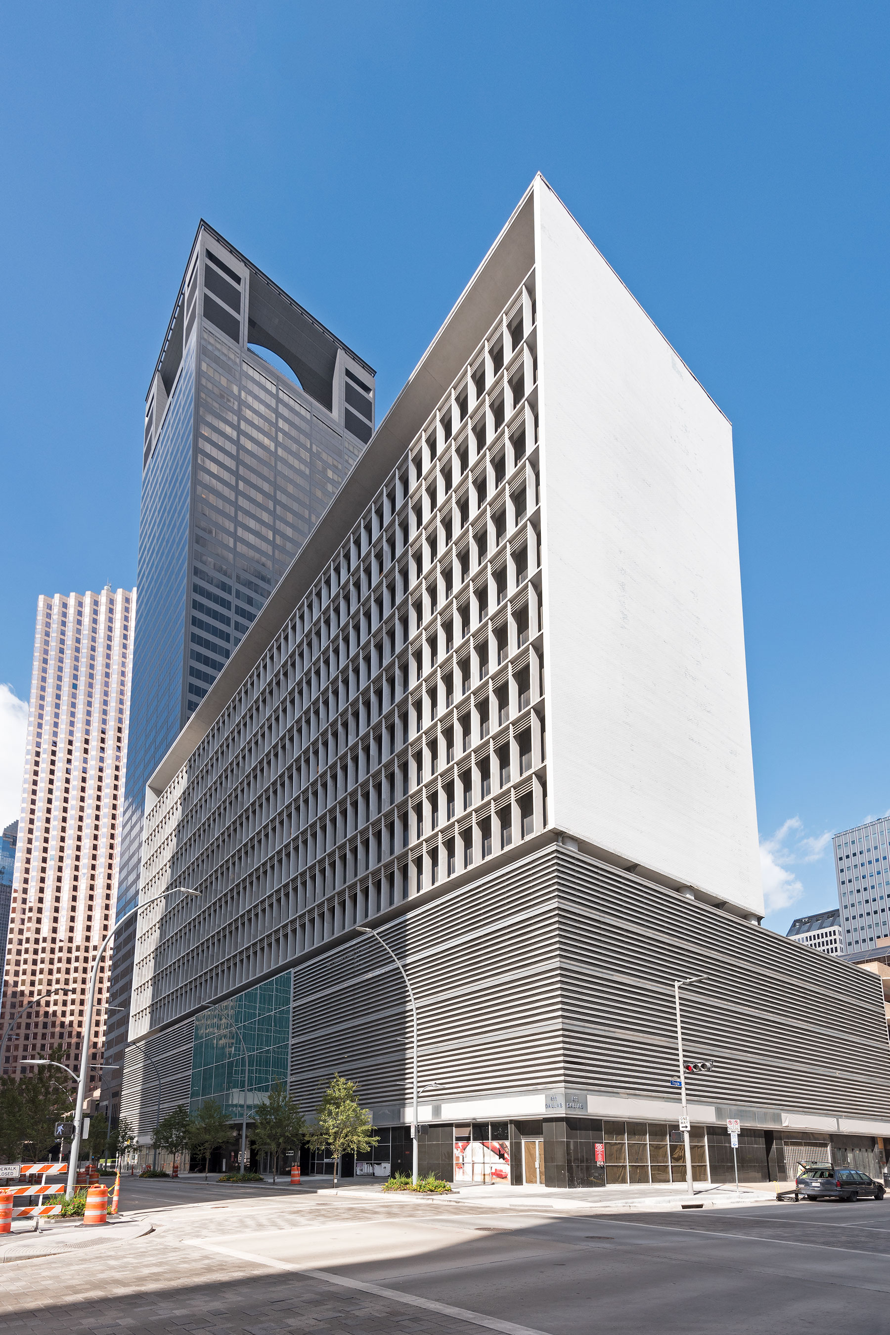 Americana Building (1957, 1961, Lloyd & Morgan) / photo by Jim Parsons