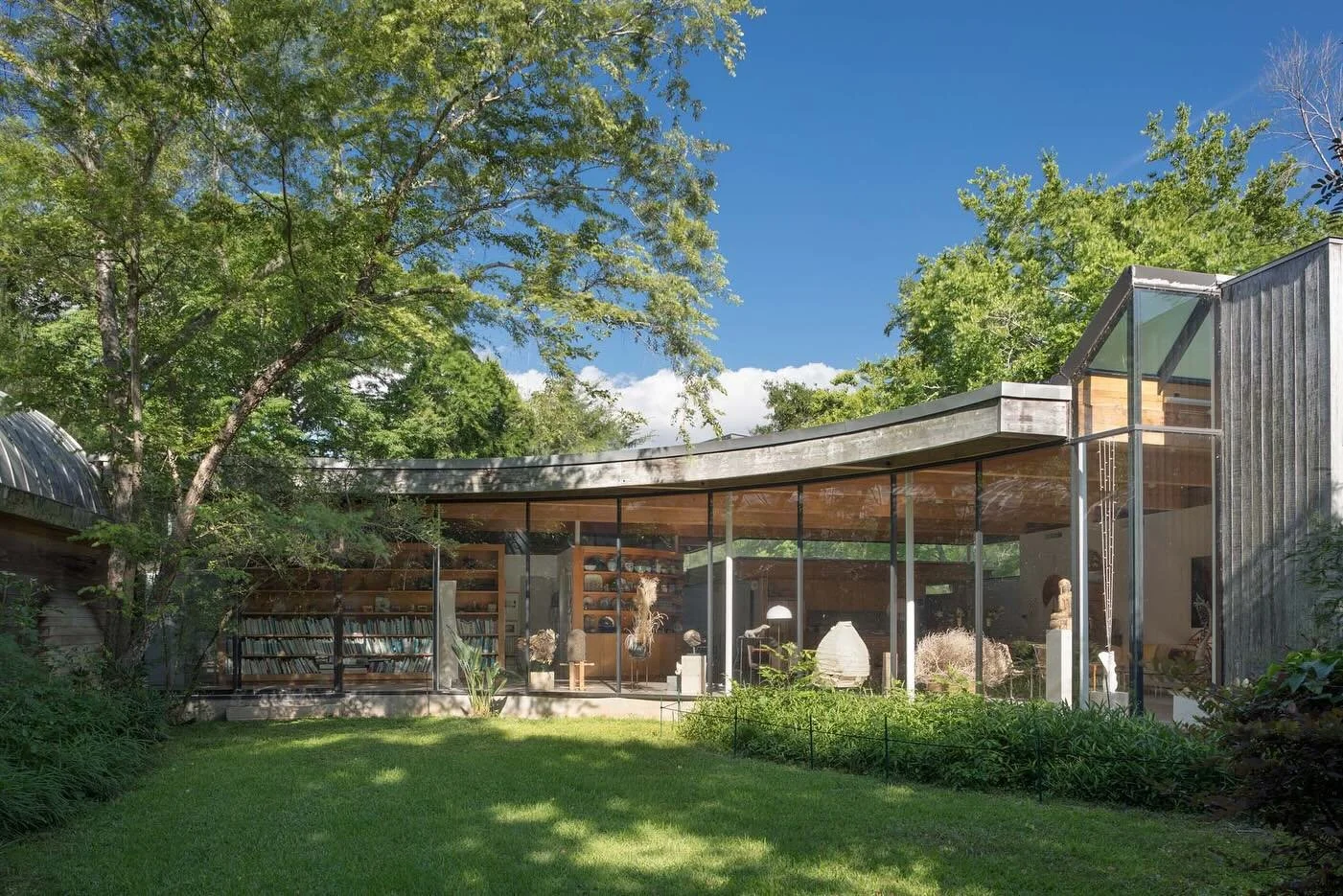 A modernist landmark saved. 🏠✨ 

Victor Lundy&rsquo;s Bellaire home and studio, a sweeping, light-filled masterpiece from the 1980s, was once threatened with demolition. Trained under Walter Gropius, Lundy brought a sculptor&rsquo;s sensibility to h