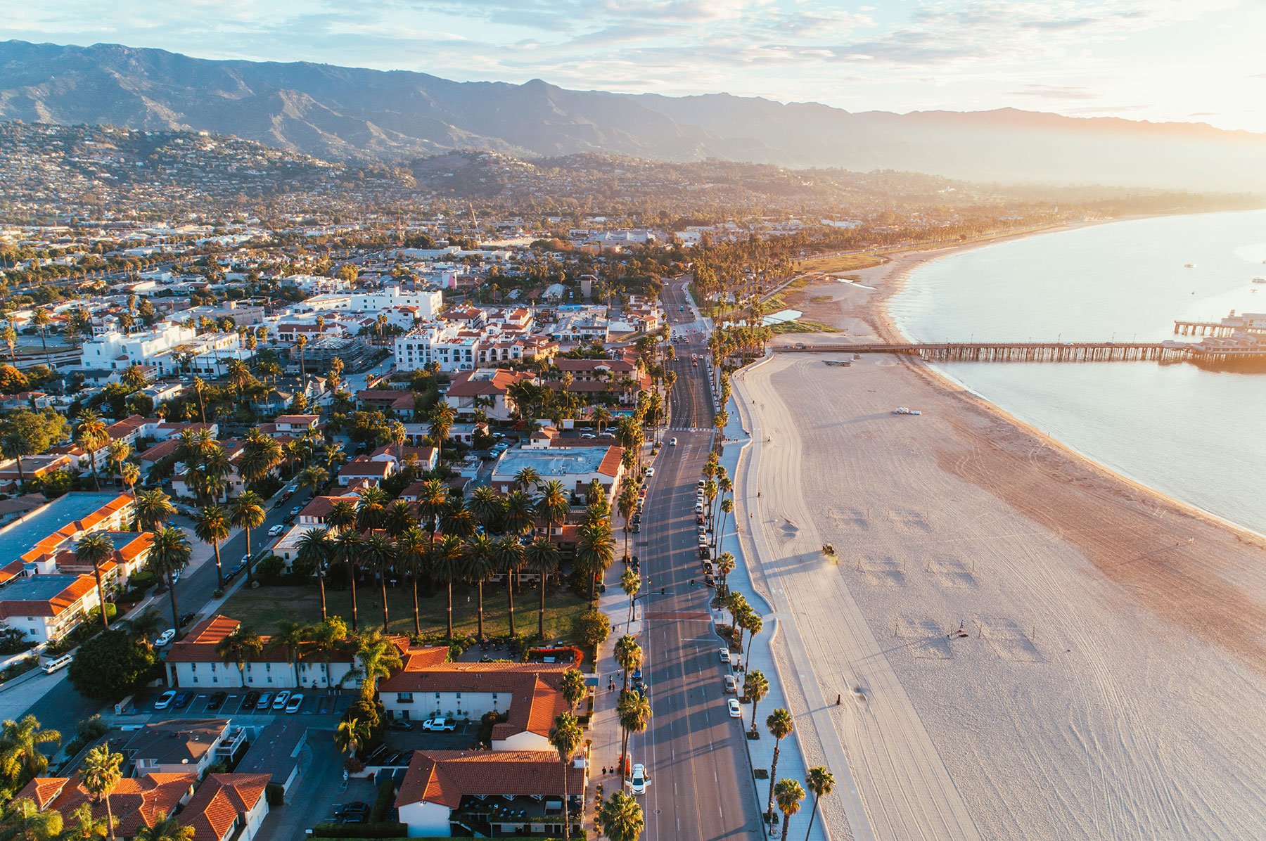  Santa Barbara enjoys a breathtaking setting between the Santa Ynez Mountains and the Pacific Ocean 