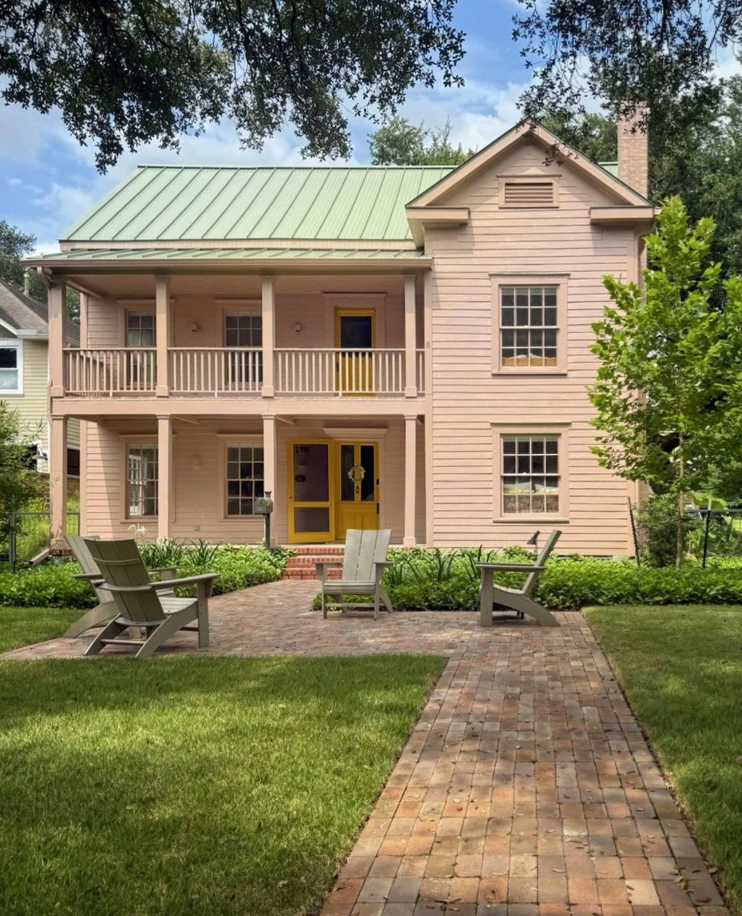 Our #GoodBrickAward features continue! Congratulations to Holly and Gregory Suellentrop for the renovation of the Klunkert Farmhouse (c. 1875) in Woodland Heights.⁠
⁠
Originally built in the late 19th century, this former farmhouse has lived many liv