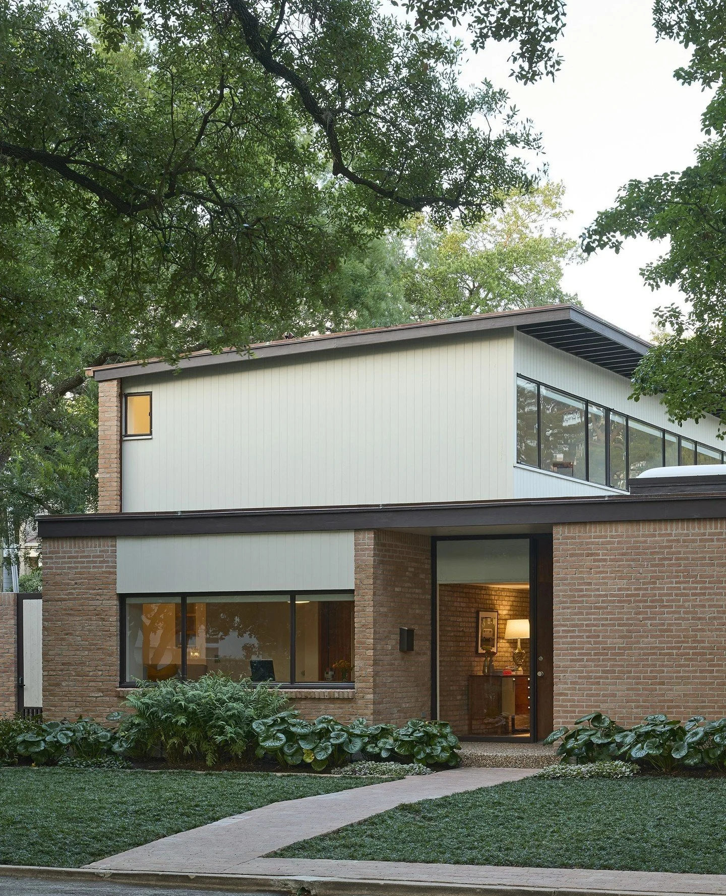 Our #GoodBrickAward features continue! Preservation Houston is proud to recognize Jennifer and Jarrett Ellzey for the restoration of the S.I. Morris House (1952) in Waverly Court.⁠
⁠
Designed by prominent Houston architect S.I. Morris, Jr., this mid-