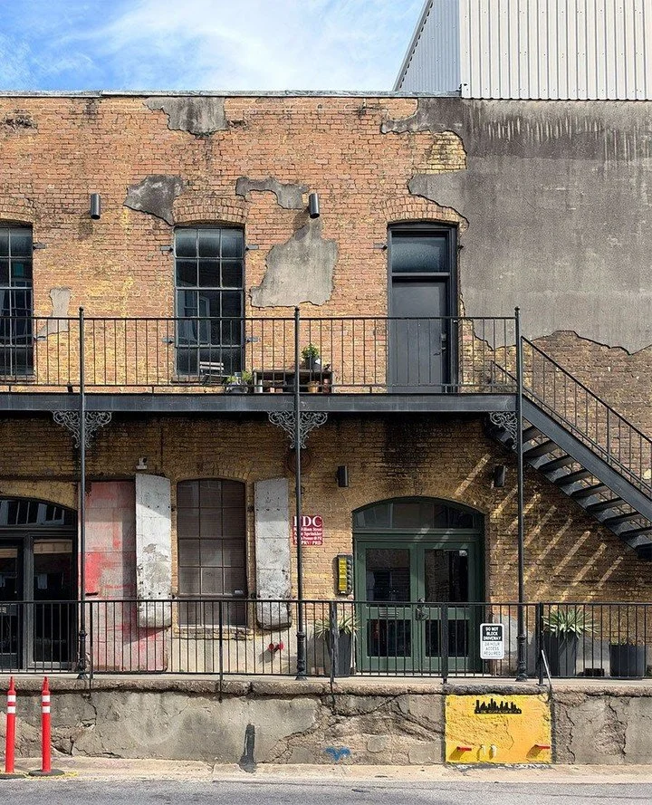 Explore one of Houston&rsquo;s most history-filled neighborhoods on our Warehouse District Architecture Walk this Sunday! 👟 ⁠
⁠
Just northeast of Downtown, the Warehouse District holds layers of Houston history &mdash; from Frost Town and early comm