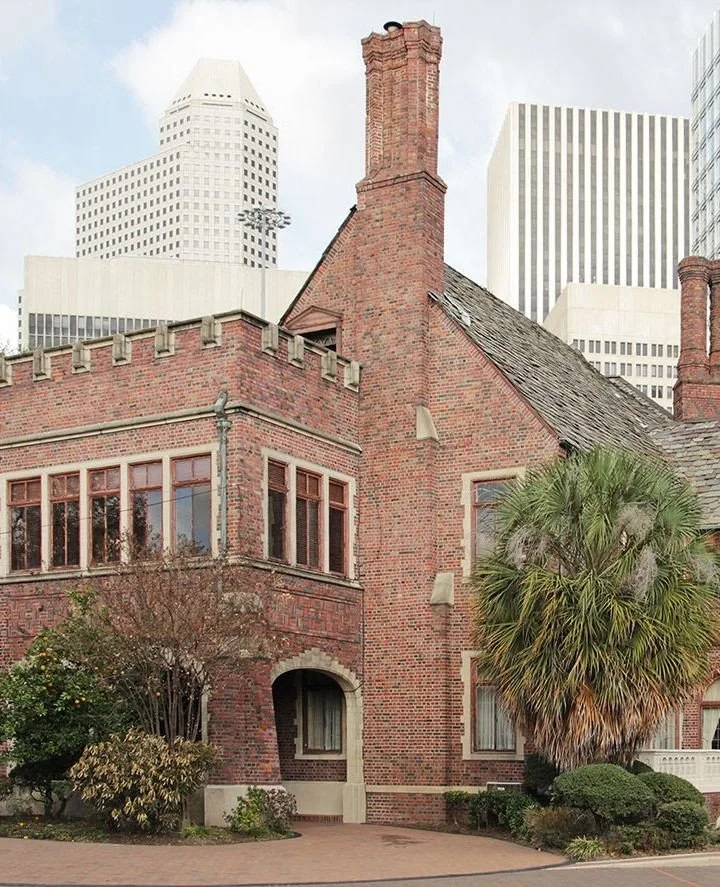 A Houston landmark worth keeping an eye on. 👀⁠
⁠
The Kirby Mansion has stood at 2000 Smith Street for more than a century. Once home to lumber magnate John Henry Kirby, the mansion took its present form in 1926, when architect James Ruskin Bailey tr