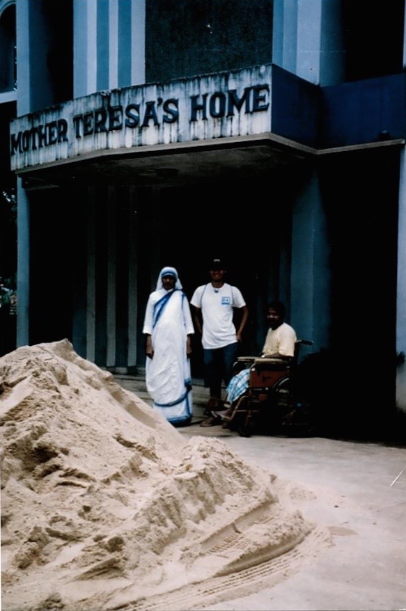 Inicio de la Madre Teresa para los moribundos y en la miseria, la India, 2004