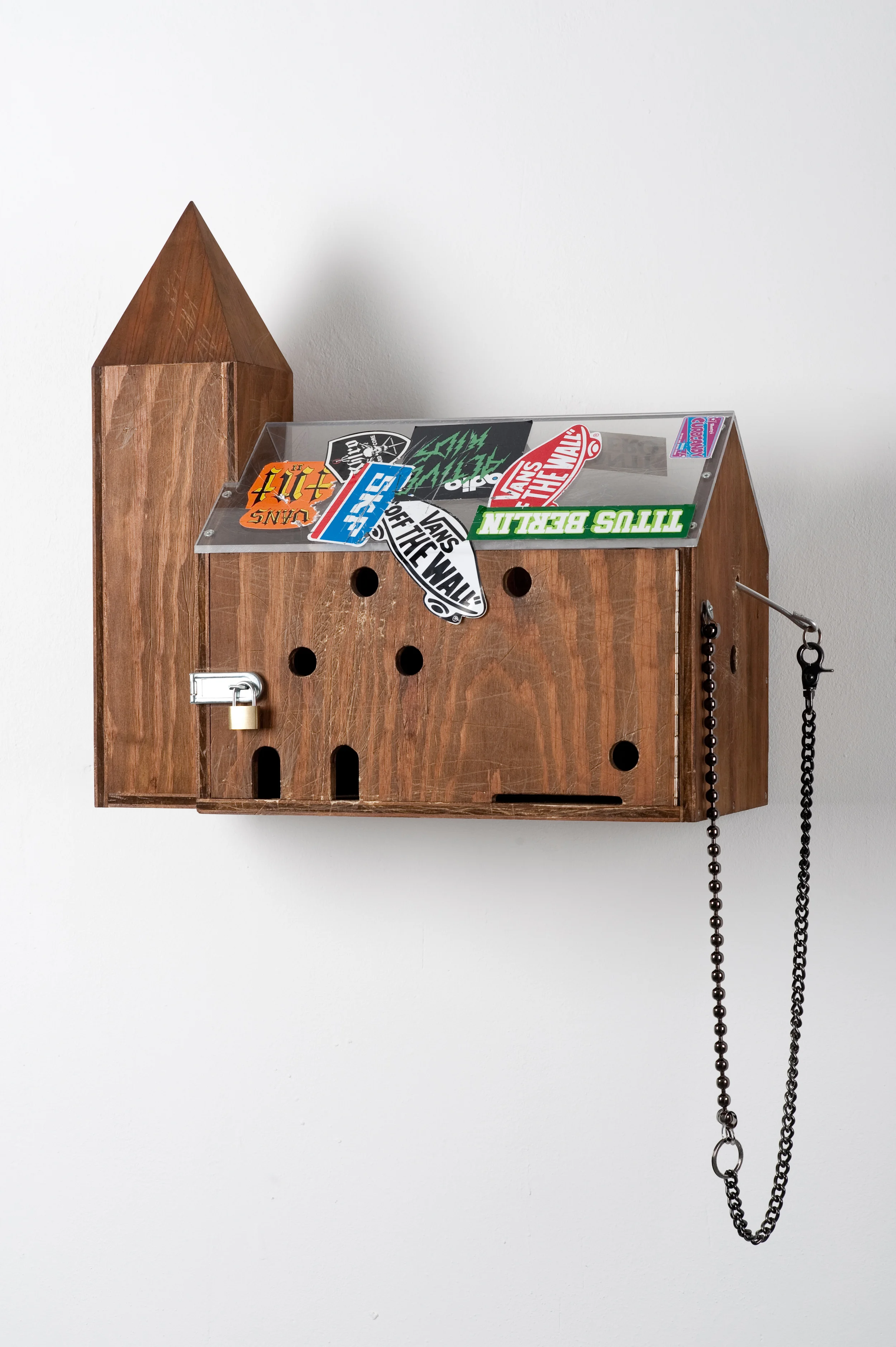  Die Erforschung des Oldschool-Gewissens  Sperrholz, Acrylglas, Aufkleber, Ketten, 60 x 35 x 50 cm, 2013     