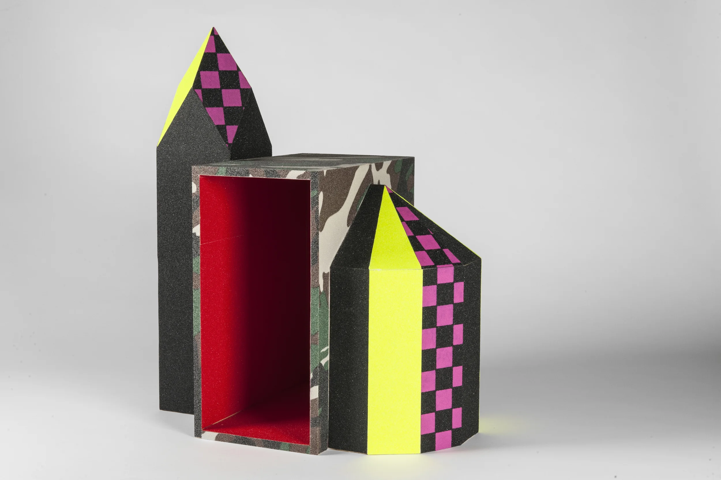  Verdränge - Niemals - Irgendetwas  Griptape auf Sperrholz, 42 x 30 x 35 cm, 2013  