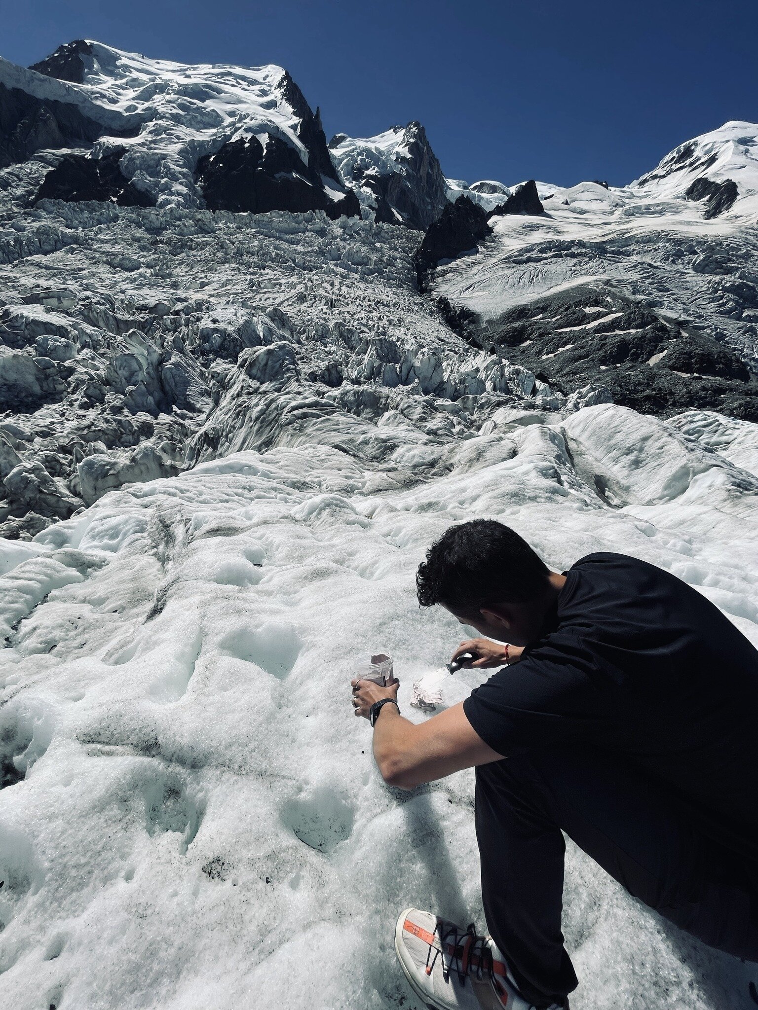 On a glacier below Mont Blanc.
Moulding on the surface of the Bossons Glacier.🗻
Each moulding captures a fingerprint detail of the ice. Preserved forever.

The only jewellery formed by mountains and glaciers.

 #garogosi #glacier #mountain #art #scu