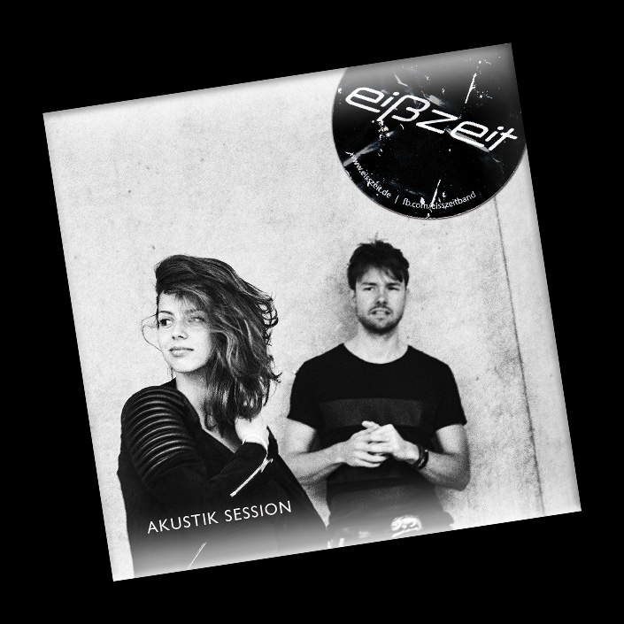 Viele von euch warten schon viel zu lange auf unser erstes Album. Immer wieder mussten wir euch vertrösten und sagen, dass wir daran arbeiten. Um ehrlich zu sein: Wir haben auch hart daran gearbeitet. Aber ein richtiges Album ist einfach so eine Sache für sich. Wir haben den Aufwand krass unterschätzt! Damit ihr aber etwas habt, um die Wartezeit zu überbrücken, haben wir eine Überraschung für euch. Wir waren im Studio!!! Wir haben EINE CD AUFGENOMMEN!!! Die eißzeit Live Akustik Session könnt ihr AB SOFORT bestellen. Einfach eure Anschrift schicken an: shop@eisszeit.de Und das ist noch nicht alles. Wir haben die Akustik Session gefilmt!!! Unter der Rubrik "Videos" veröffentlichen wir in den nächsten Wochen nach und nach alle Videos. Liebe & Konfetti aus dem eißzeit Hauptquartier, Elise & Niklas