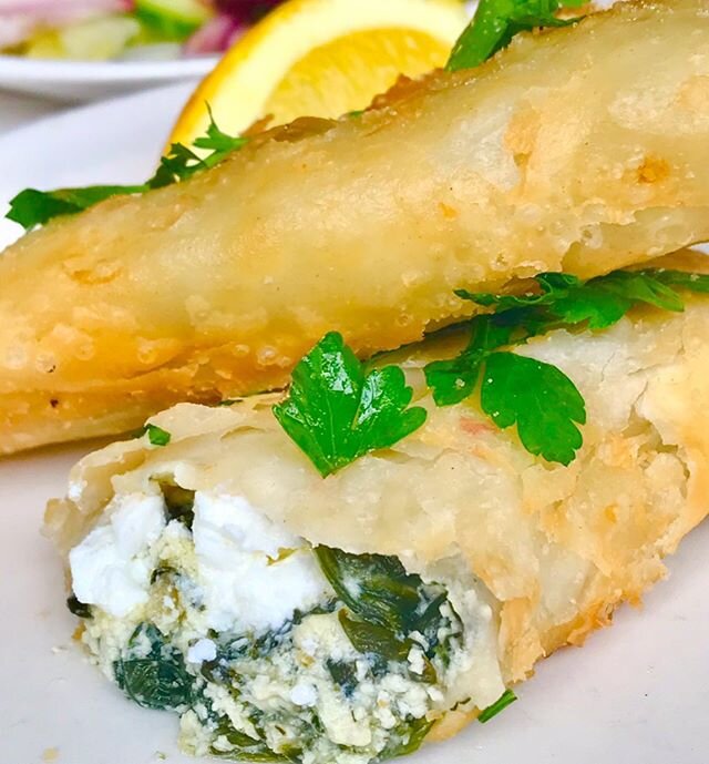 RetsinaLondon&rsquo;s Spanakopita are just divine 🇬🇷💕 Crisp filo pastry parcels filled with Quality feta cheese and spinach, to Mama&rsquo;s age old, tried and tested traditional family recipe.... a special herb and spice blend of authentic Greek 