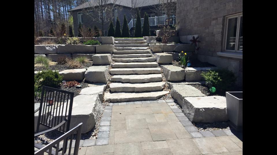 natural stone steps by Unique Pools &amp; Landscaping Inc.