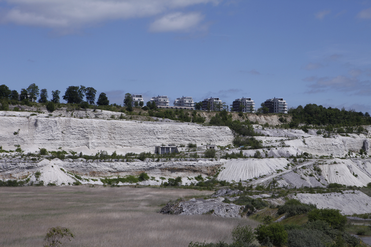    There may, however still be hopeof finding traces of an alternative future hidden among these glimmering ruins of the present. Between the ever expanding neoliberal city and the infrastructural apparatus of the Öresund bridge lies a potential spac