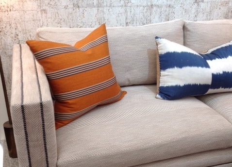 We are so used to use stripes vertically that we forget how elegant it looks when used horizontally. 