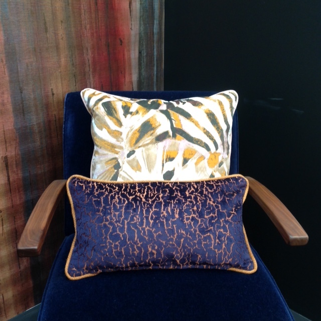 Again piping... Isn't just beautiful how piping frames the cushion and also 'pulls' the background colour to the front?