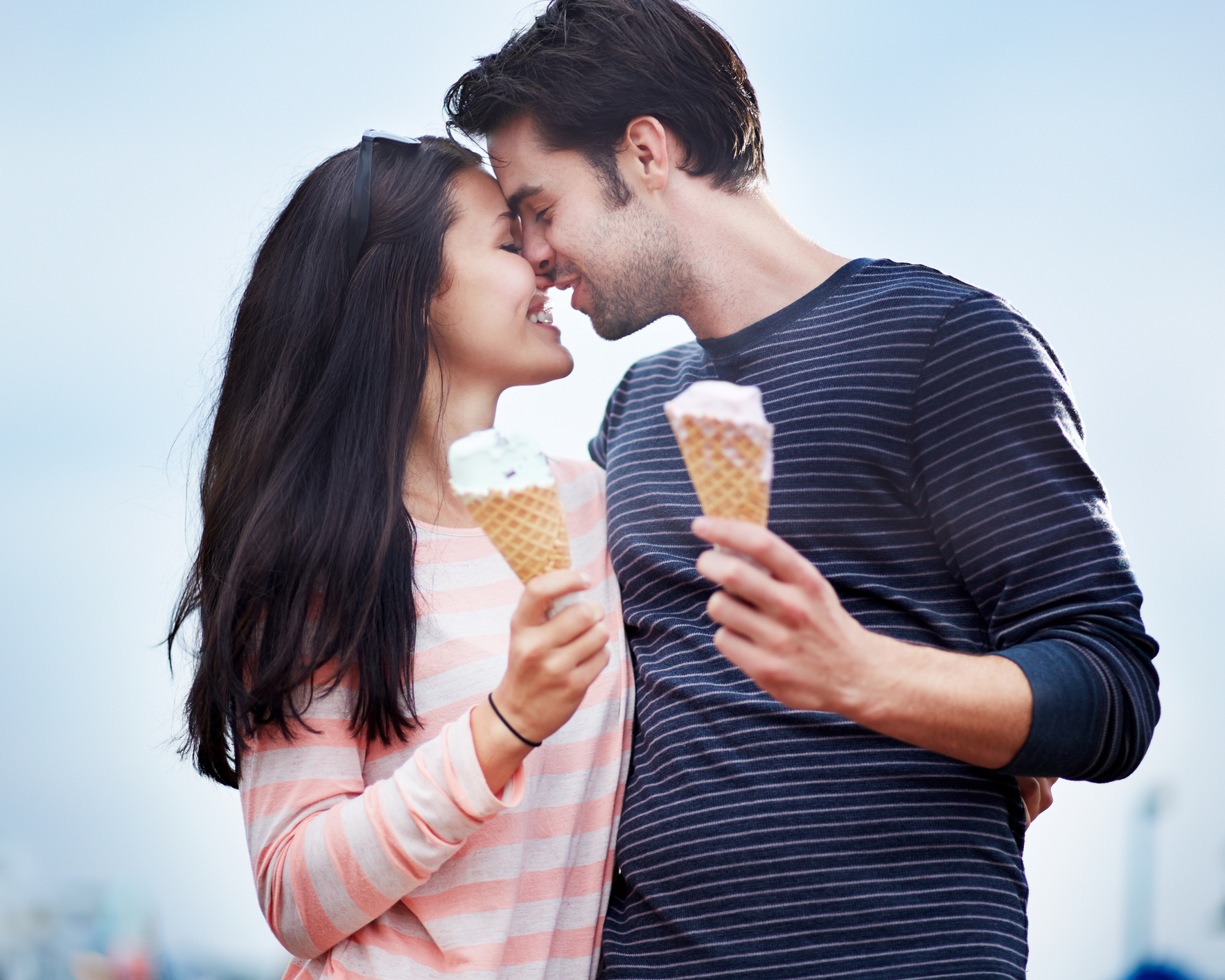 ел за двоих. цитаты про теплые отношения. романтический ужин на двоих. мужчина и женщина за столиком. ел за двоих.