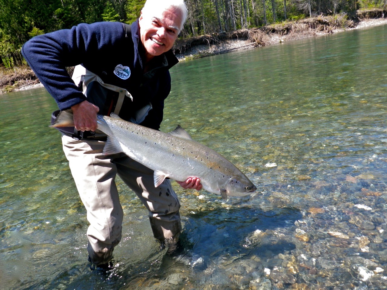 Dale Fox remet à l’eau un très beau saumon. Félicitations, Dale!