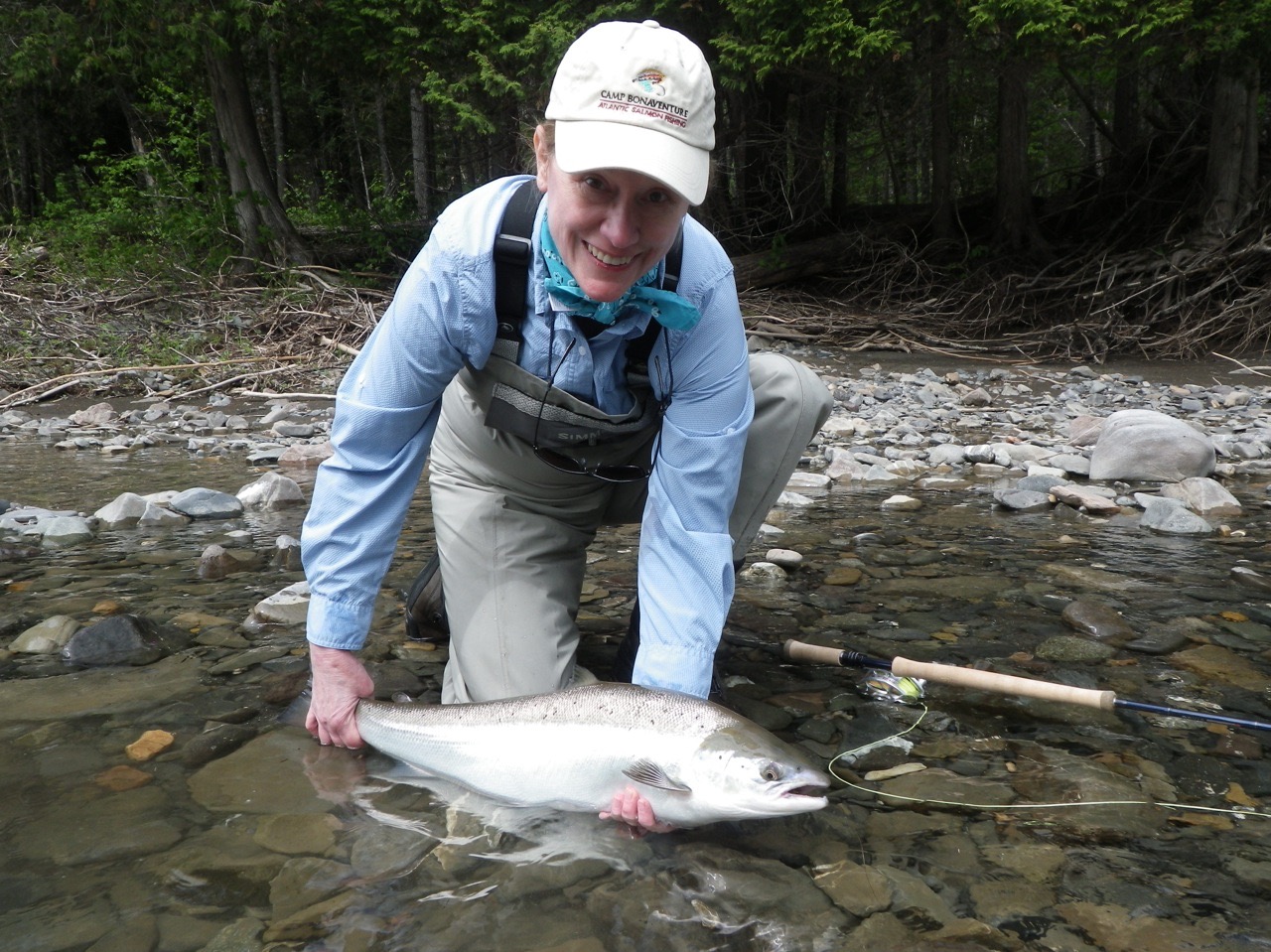 Marilou Long, du Texas, et son premier saumon de l’année. Bravo, Marilou!