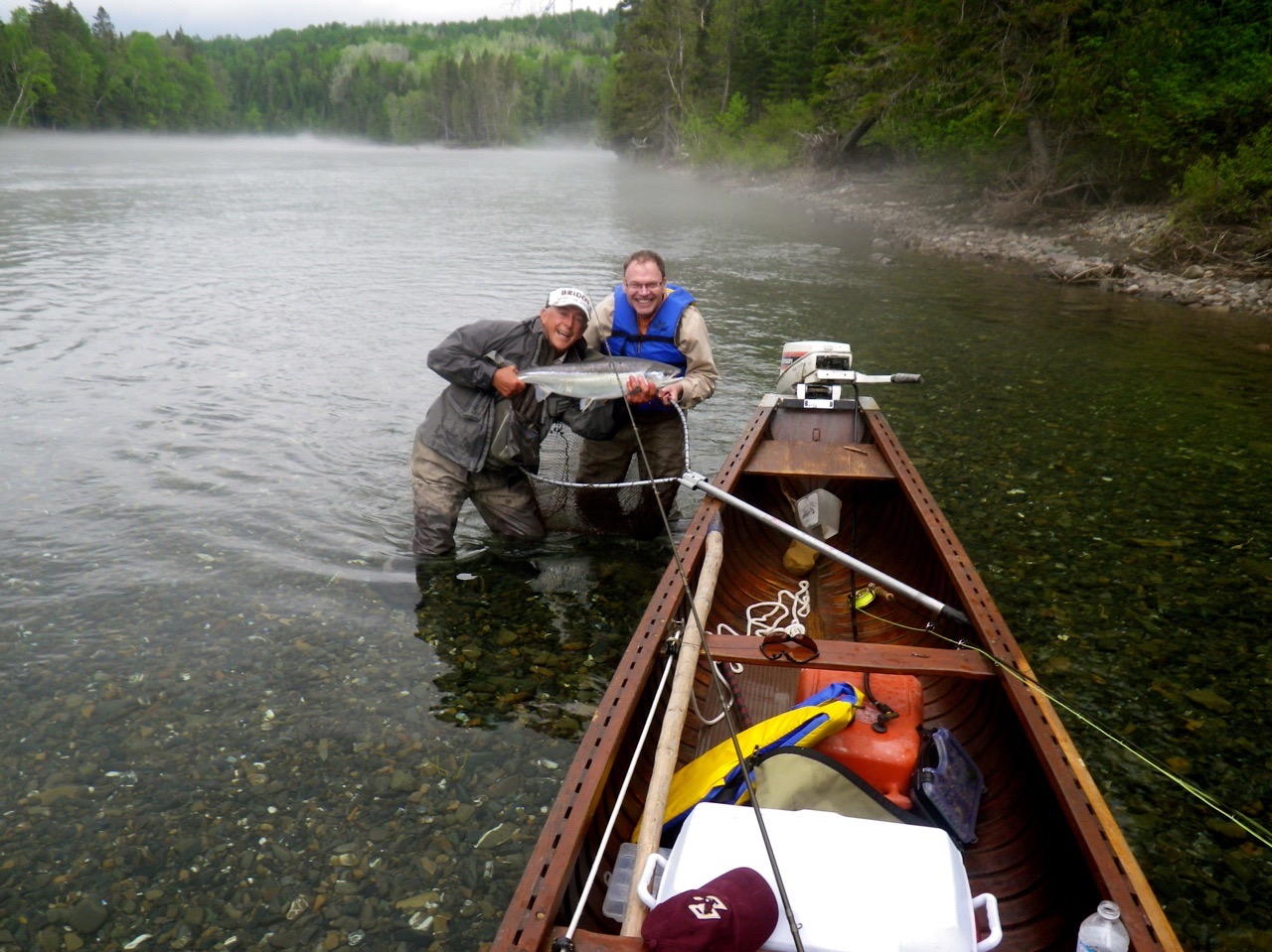Tom Jay et son premier saumon atlantique. Félicitations, Tom!