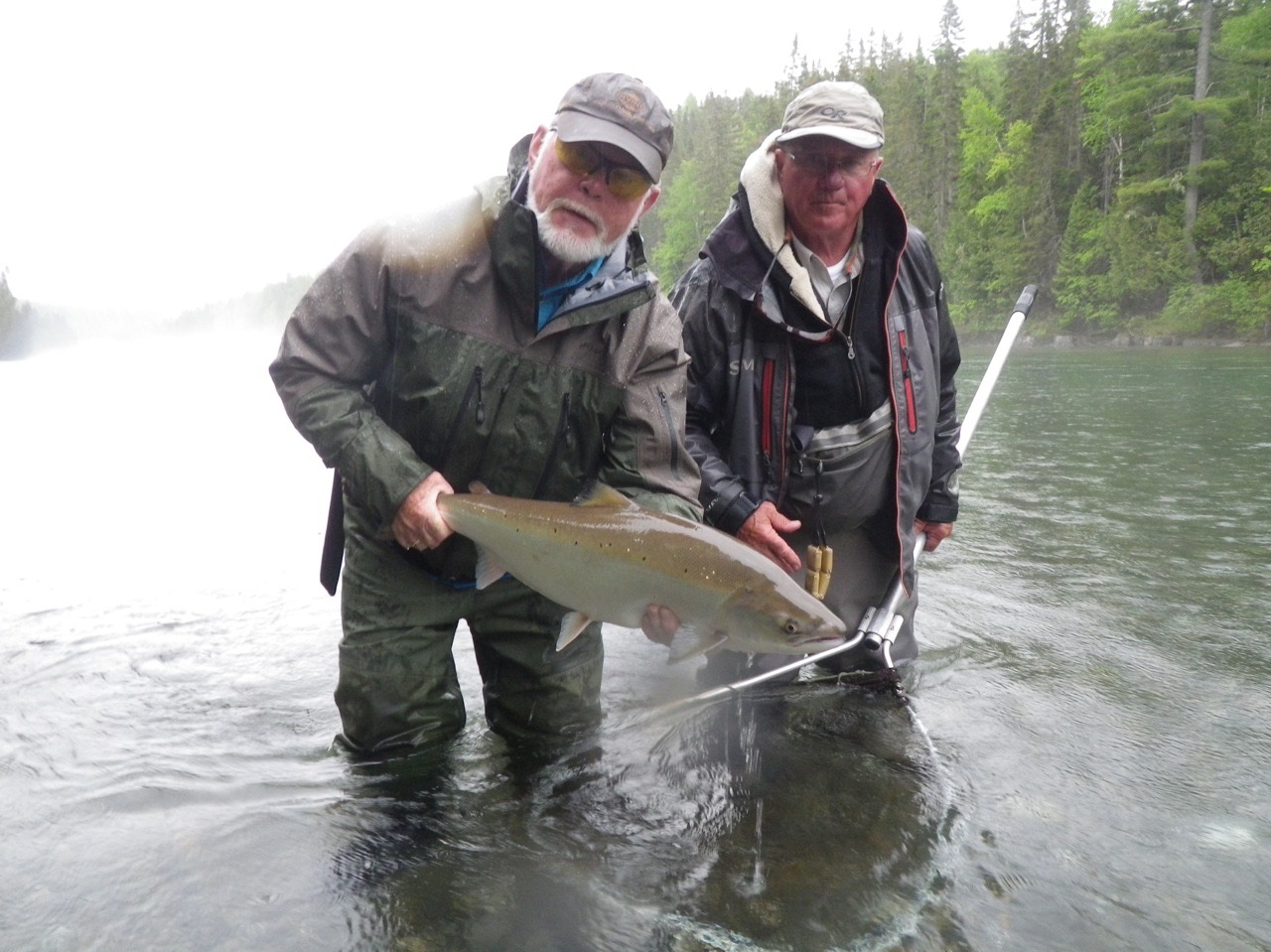 Randy Hartland et le guide du Camp Bonaventure Orrin Briard. Belle prise, Randy!