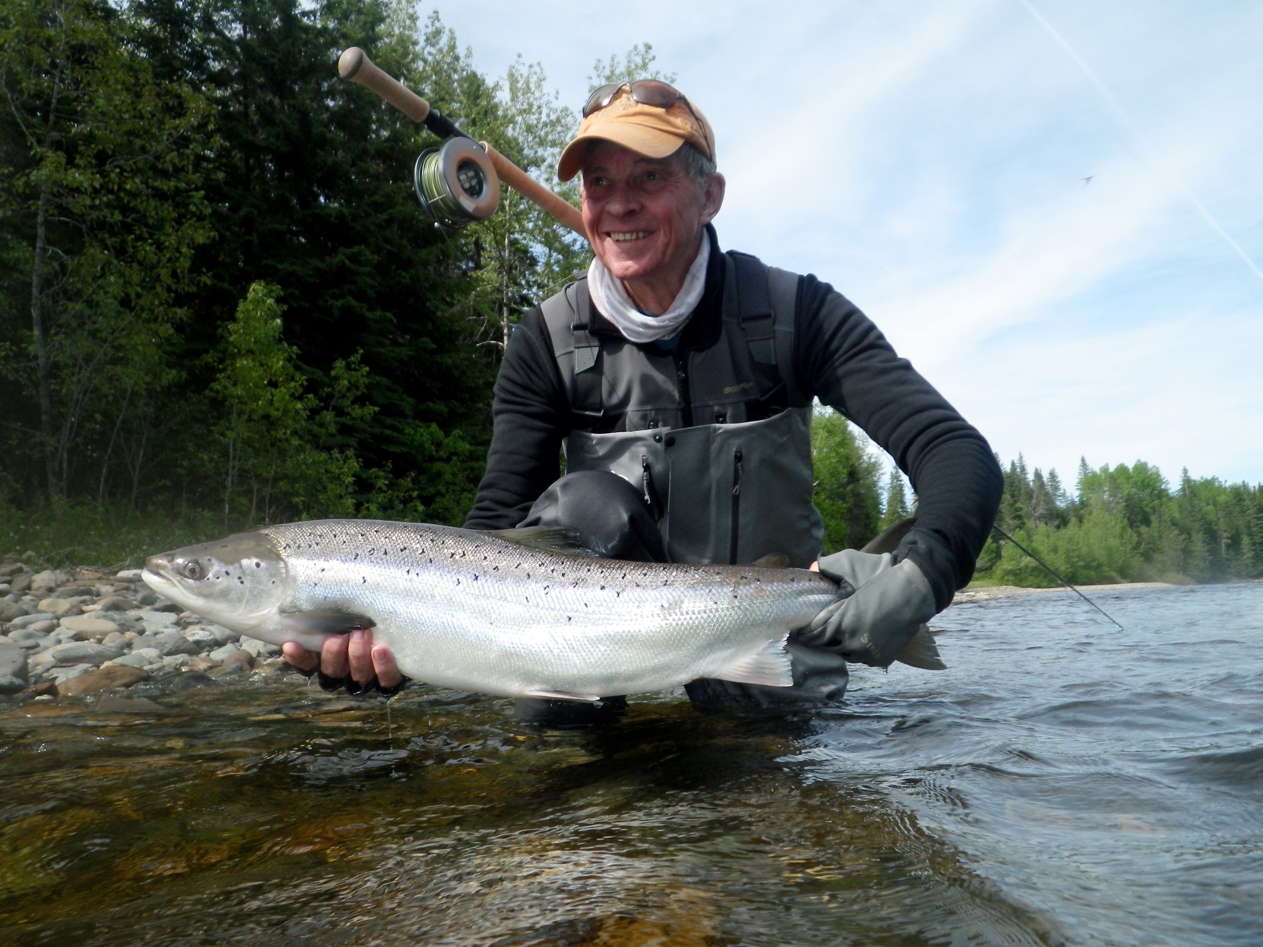 Bob Schoeller, un habitué du Camp Bonaventure, et son premier saumon de 2016. Belle prise, Bob!