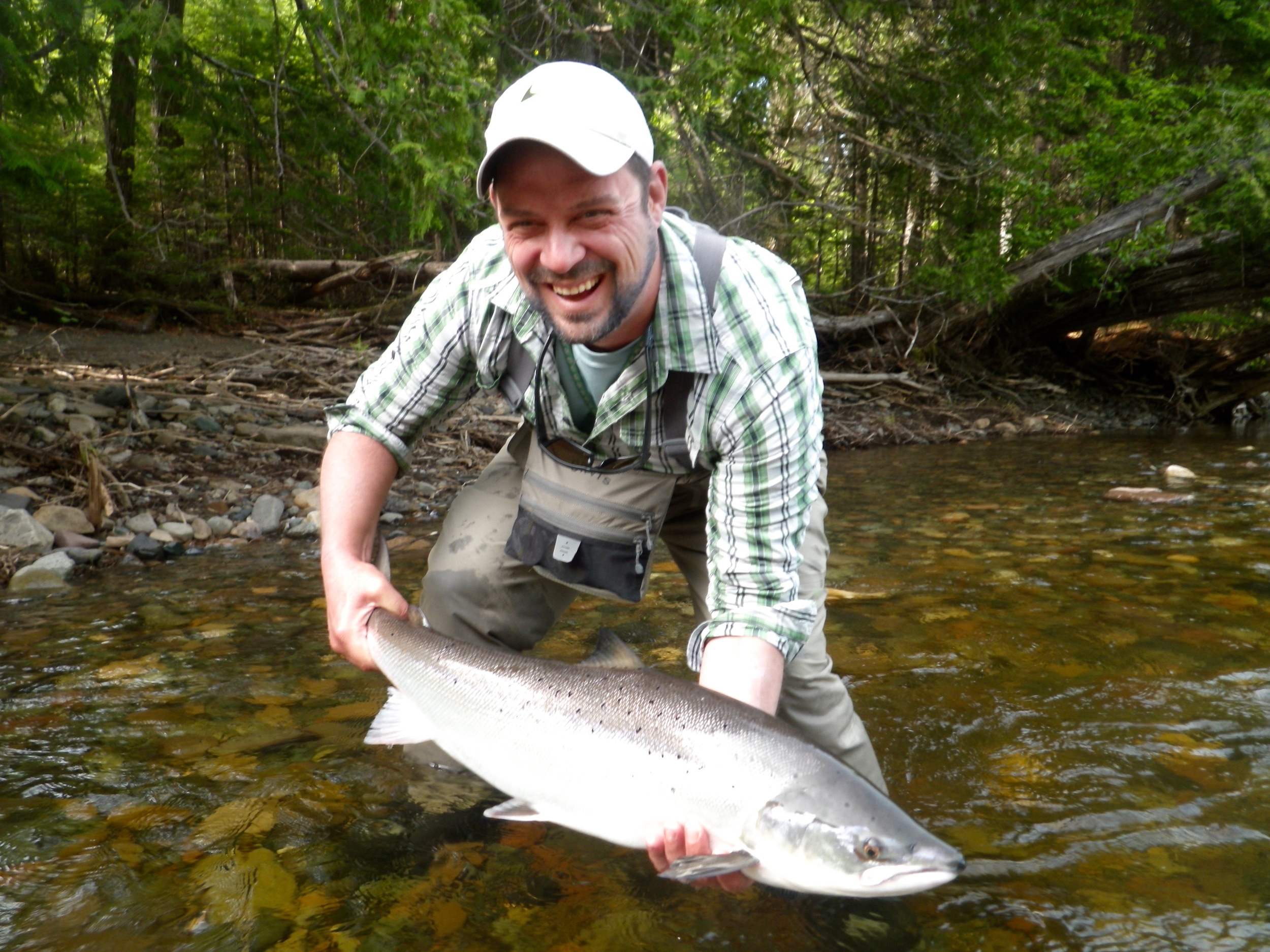 Steve Brigger tient son premier saumon atlantique. Belle prise, Steve!