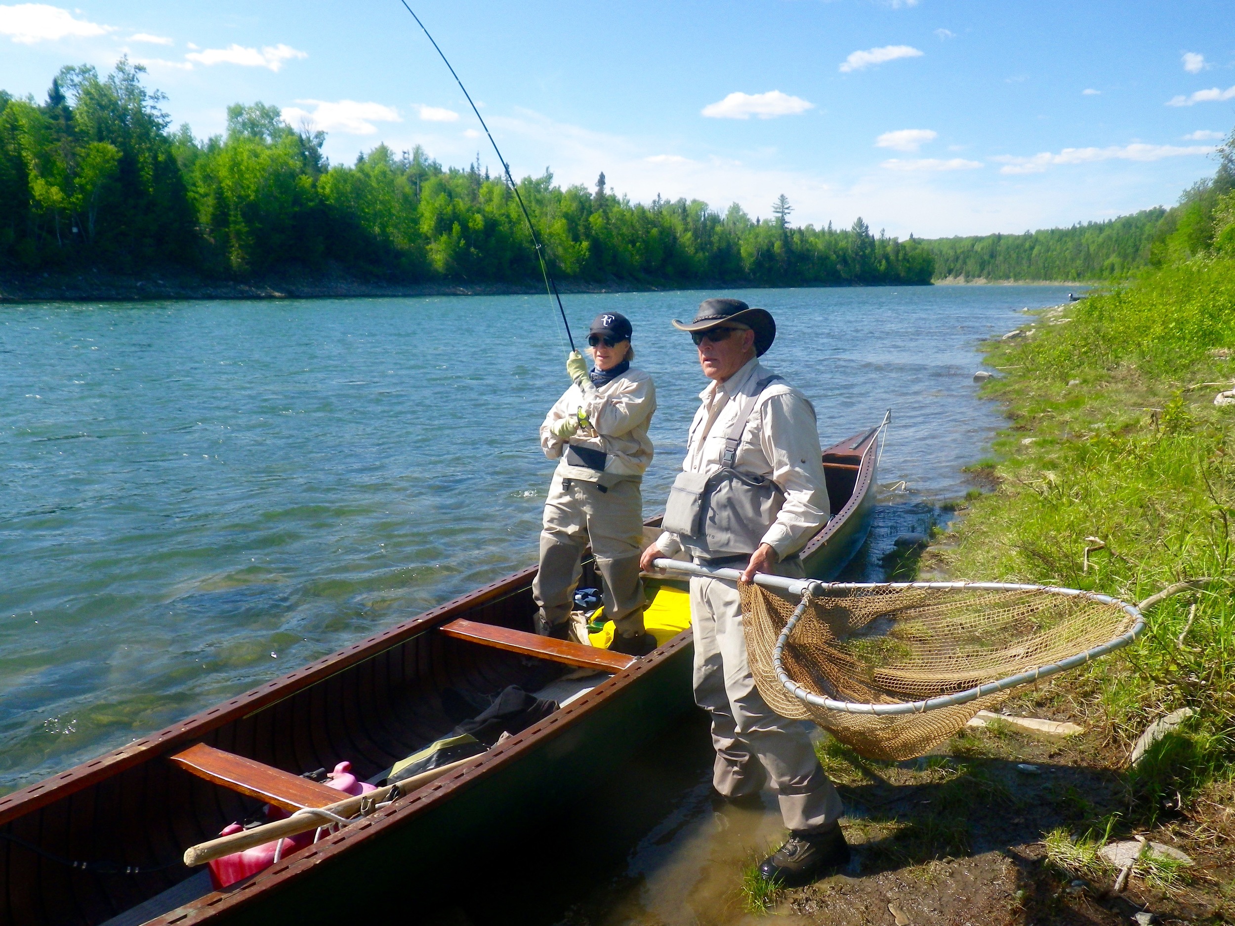 Sylvie Lalande est en train de capturer un saumon sous l’œil attentif du guide du Camp Bonaventure, Jean-Marc Poirier. En 2016, c’est la 52 e année que Jean-Marc passe sur la rivière! Nos félicitations à Sylvie et, bien sûr, à Jean-Marc.