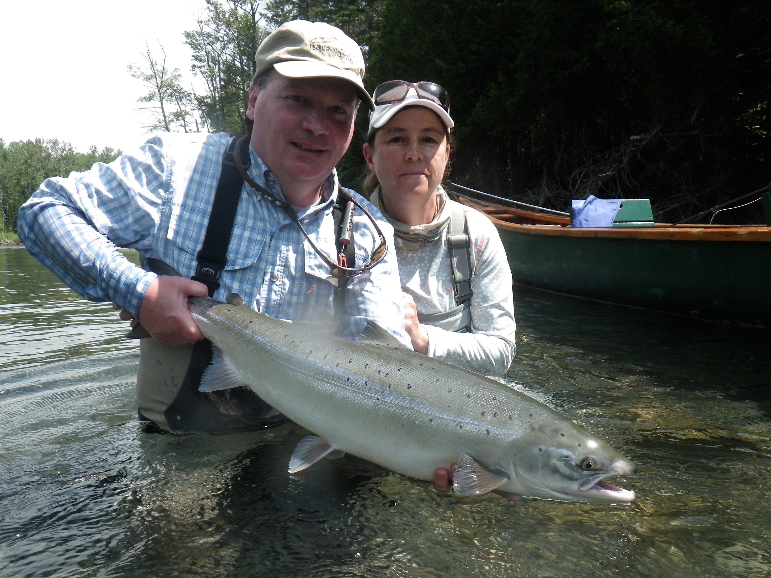 Marc Turcotte, un habitué du Camp Bonaventure, avec sa femme, Pascale, et un beau saumon de la Bonaventure. Félicitations!