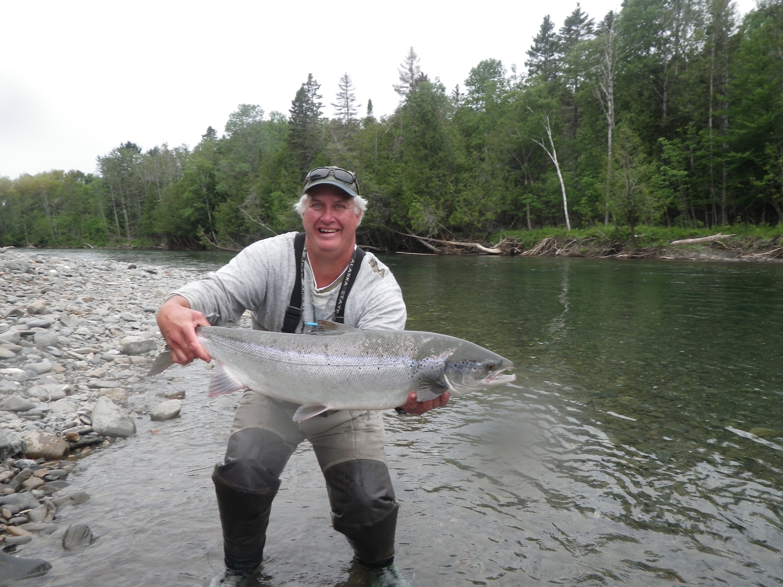 John Bodner et son premier saumon atlantique. Belle façon de commencer une semaine, John!!!