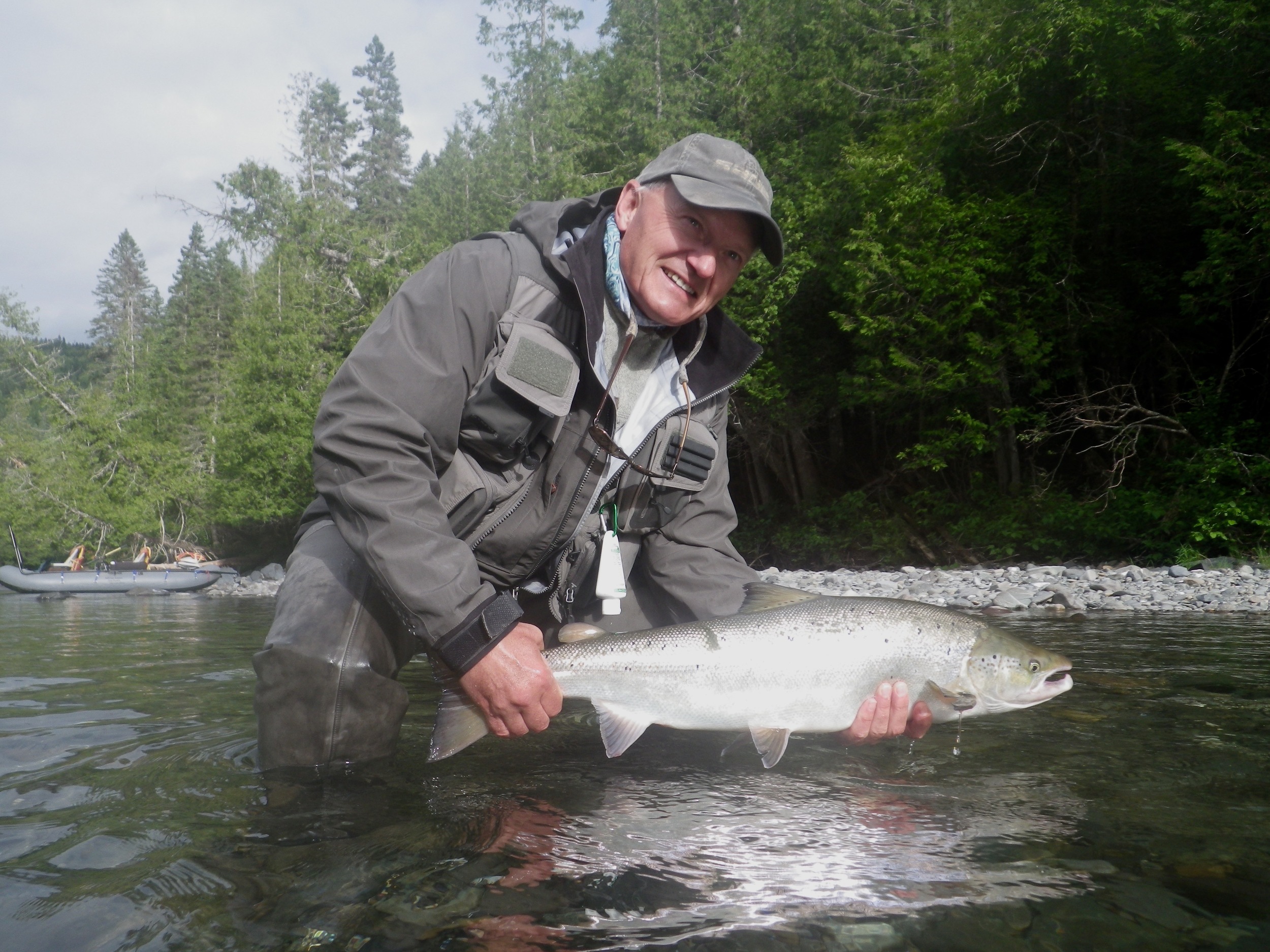 Peter Bennett, un habitué du Camp Bonaventure, remet à l’eau un beau saumon de la Bonaventure. Belle prise, Peter!