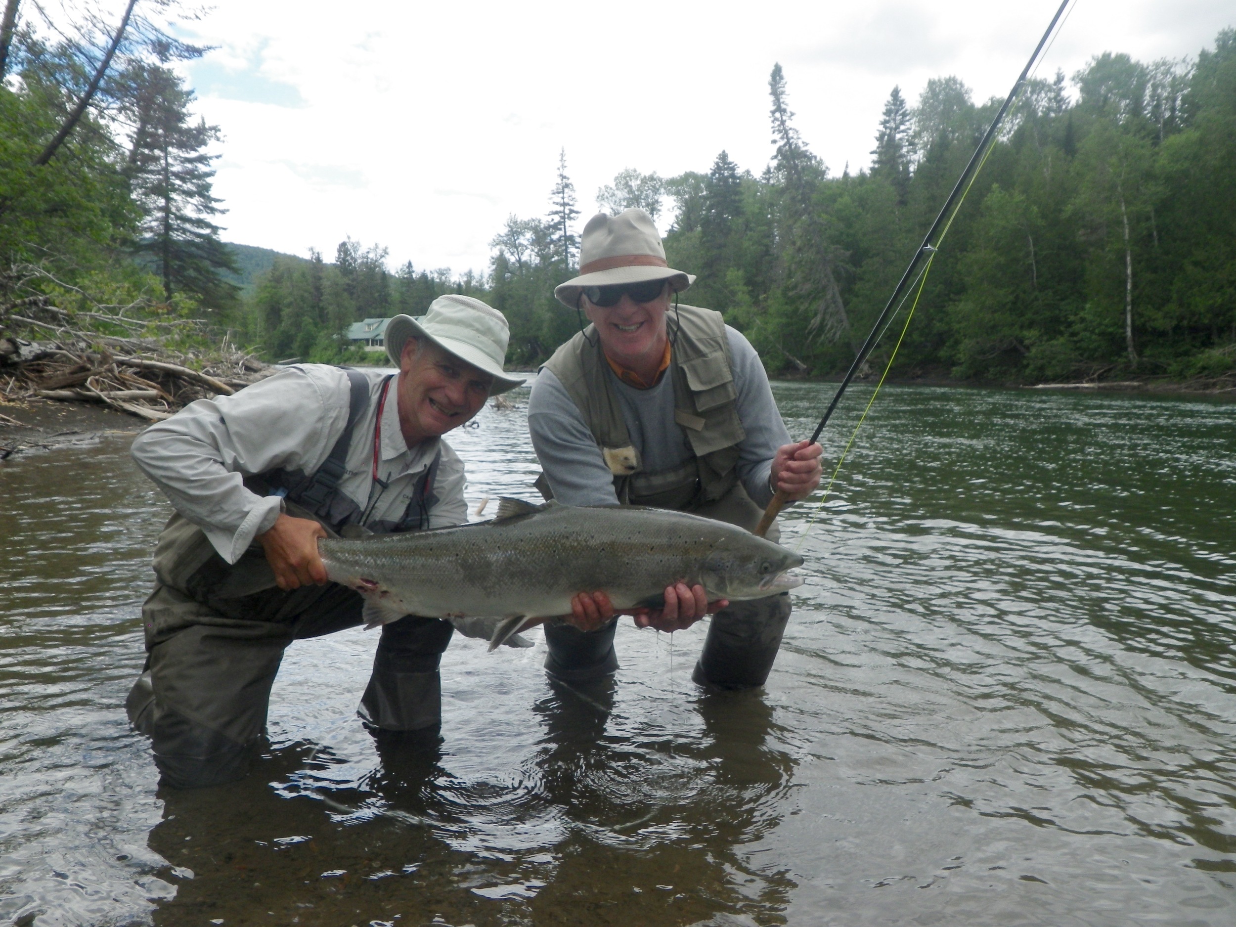 David Guay, en compagnie du guide du Camp Bonaventure, Bruno Lepage (à gauche). Wow, quel beau spécimen, David!