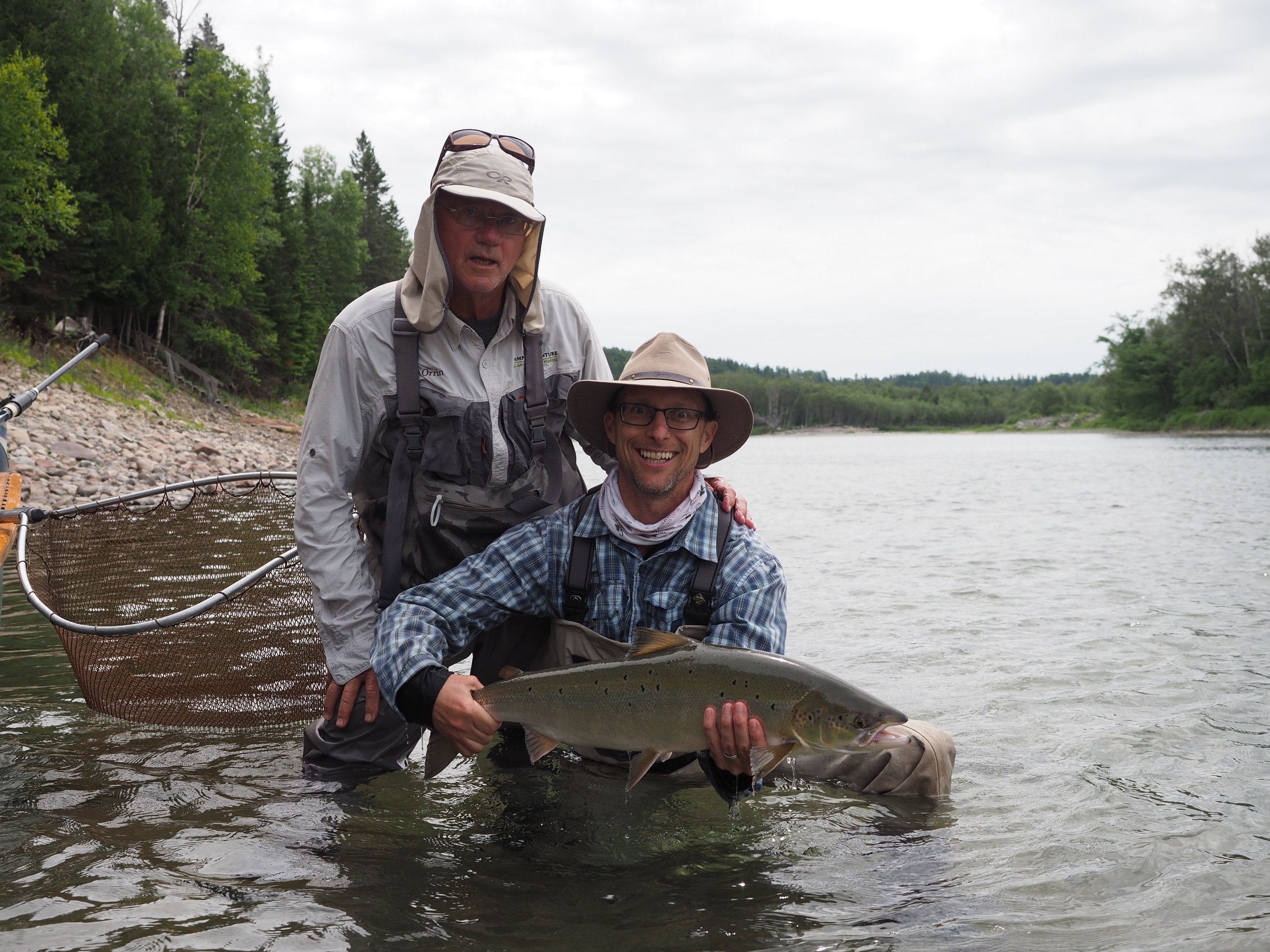 John Ouellette, en compagnie du guide du Camp Bonaventure, Orrin Briard (à gauche). Belle prise, John!